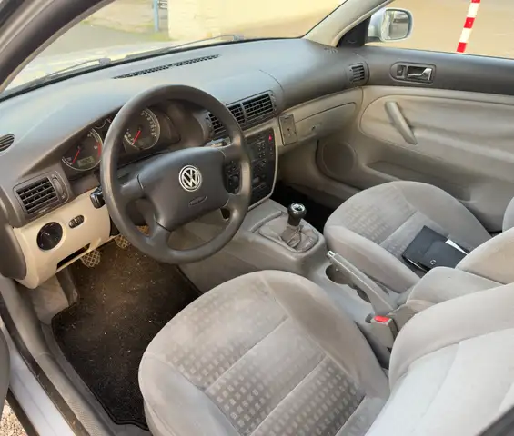 Volkswagen Passat view 8