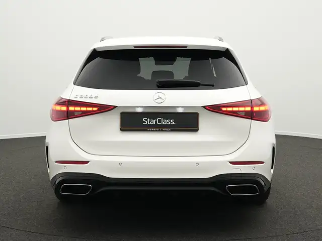 Mercedes-Benz C-Class view 4