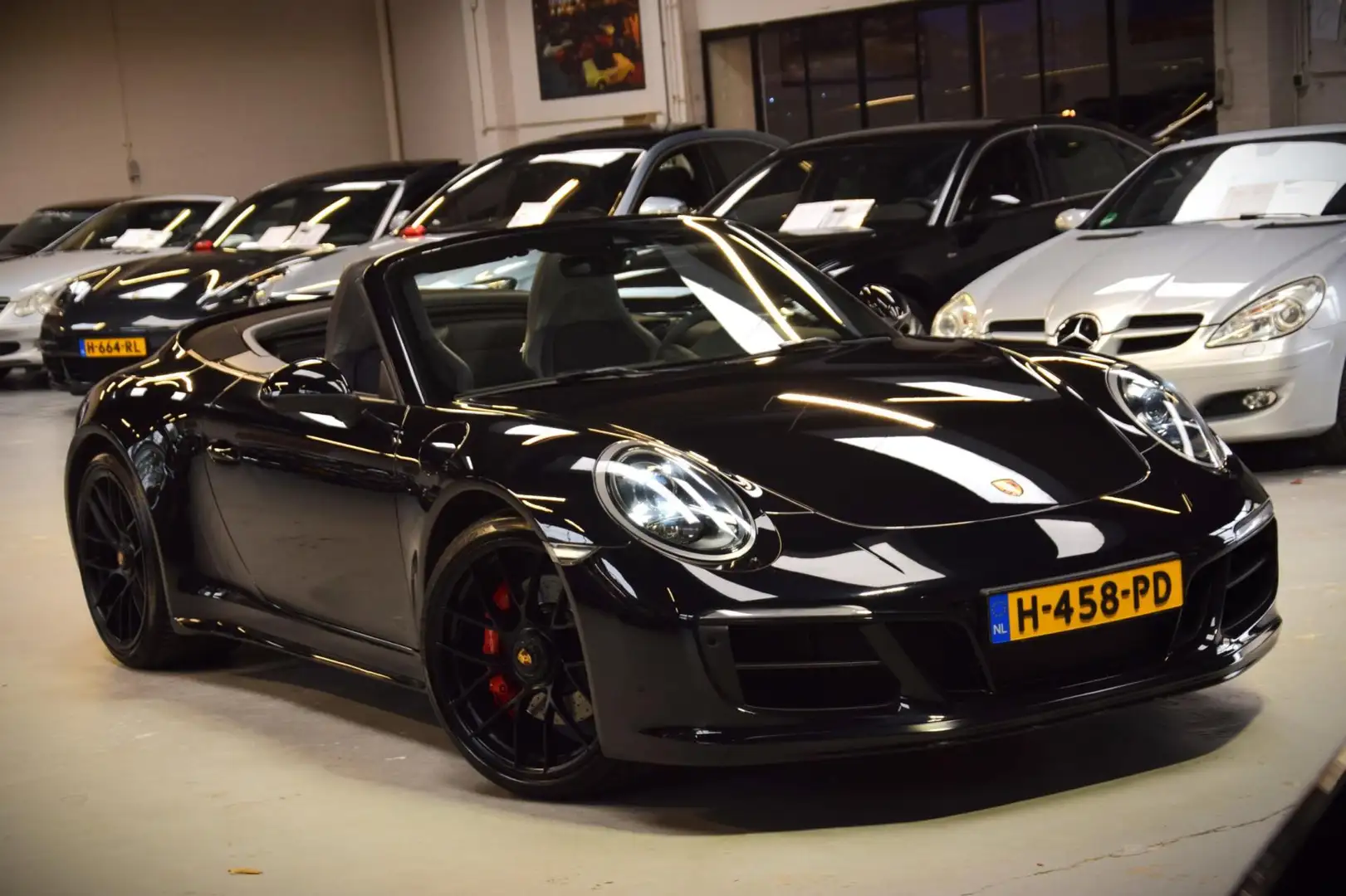 Porsche 991 Cabrio 3.0 Carrera GTS 991.2 Ducktail|Navi|Dealer Zwart - 1