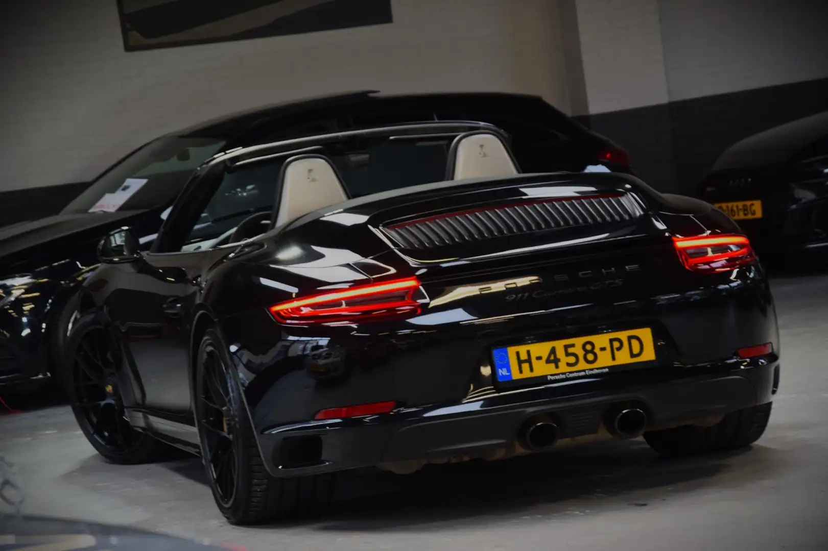 Porsche 991 Cabrio 3.0 Carrera GTS 991.2 Ducktail|Navi|Dealer Zwart - 2