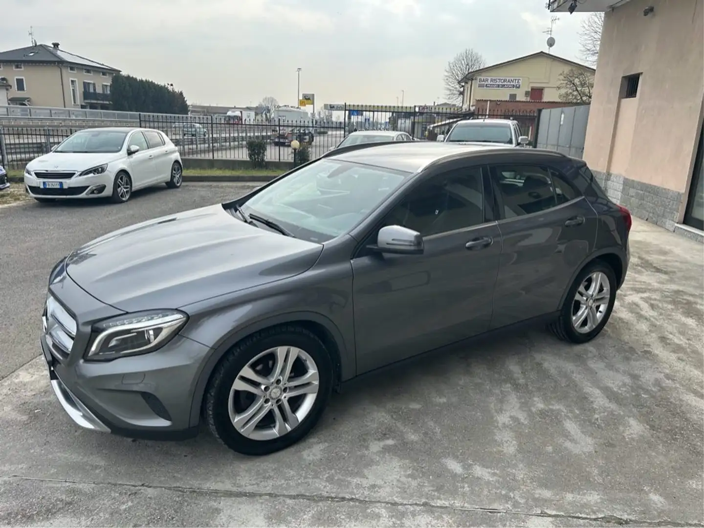 Mercedes-Benz GLA 200 d Automatic 4Matic Premium Grigio - 1