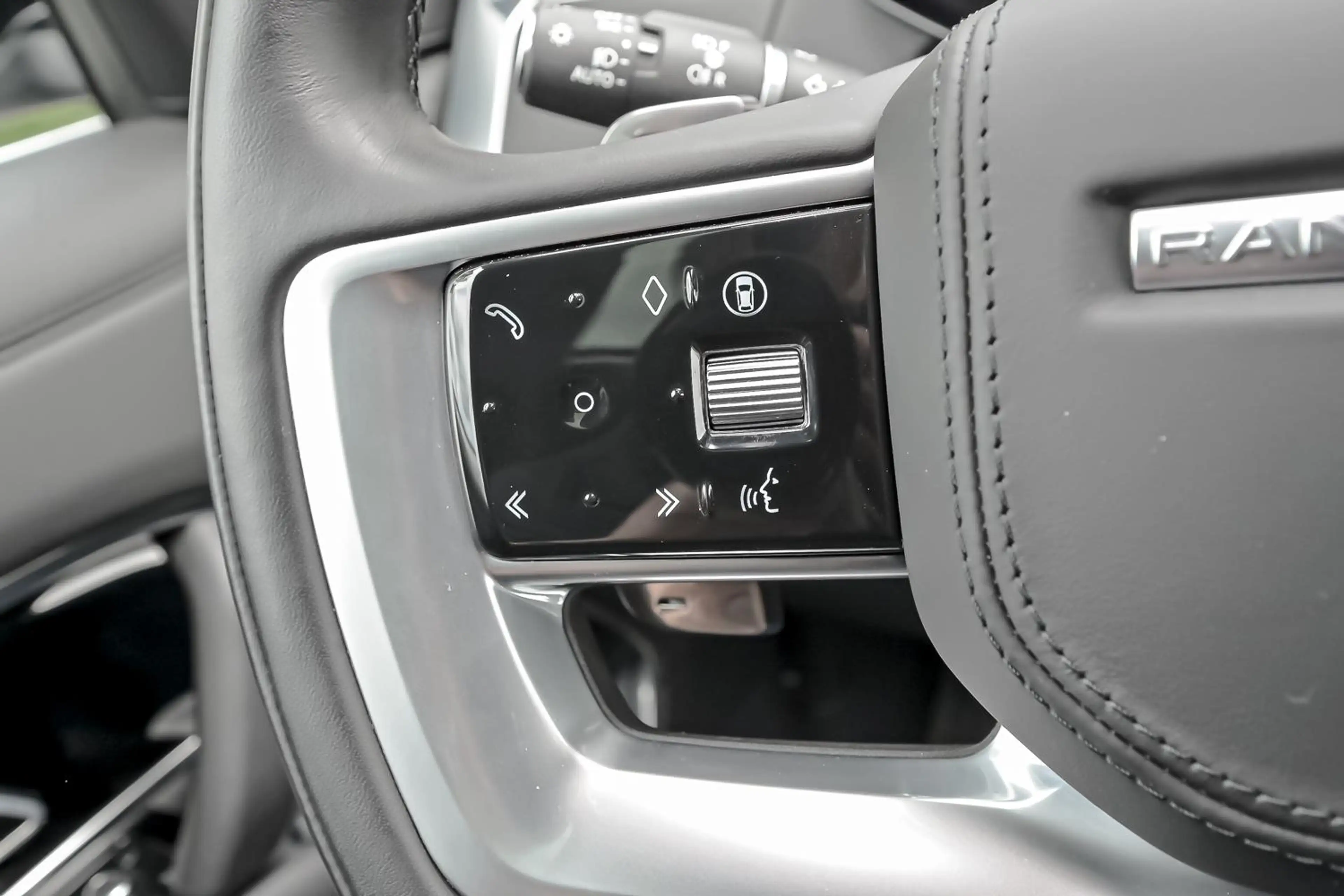 Land Rover Range Rover P460e SE — photo 13