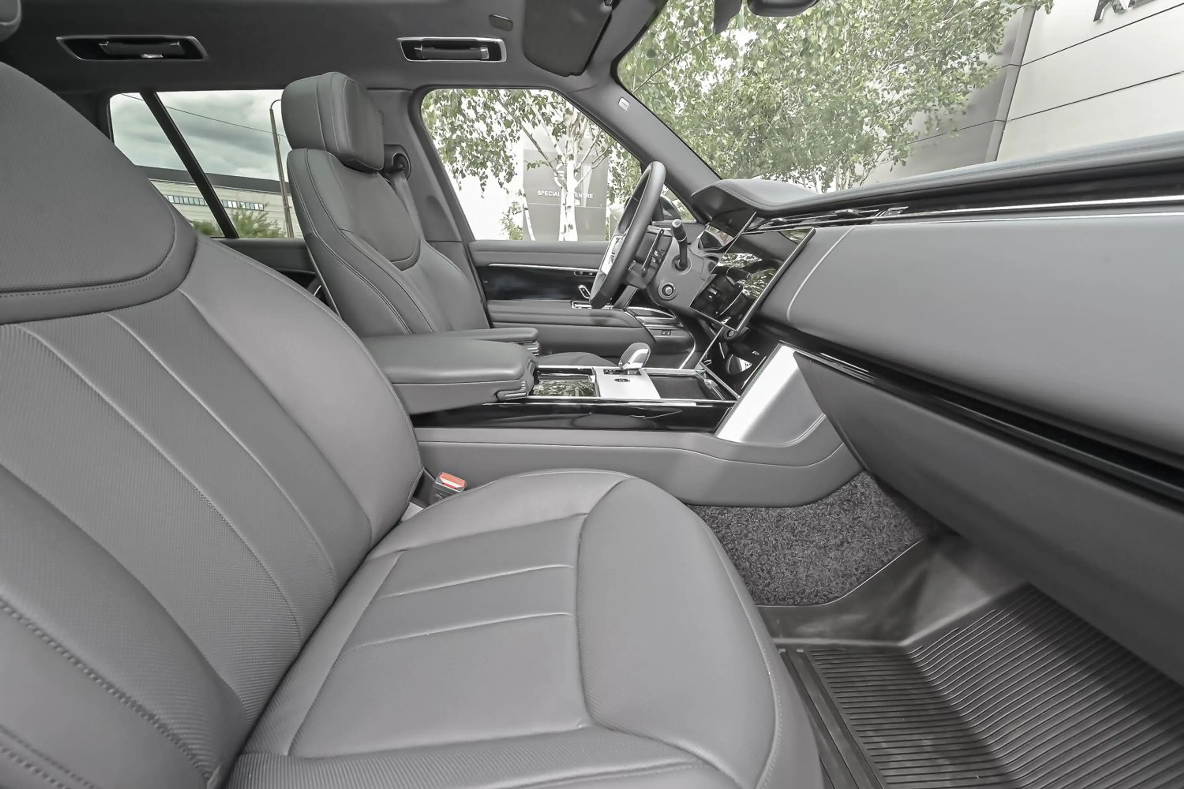 Land Rover Range Rover P460e SE — photo 7