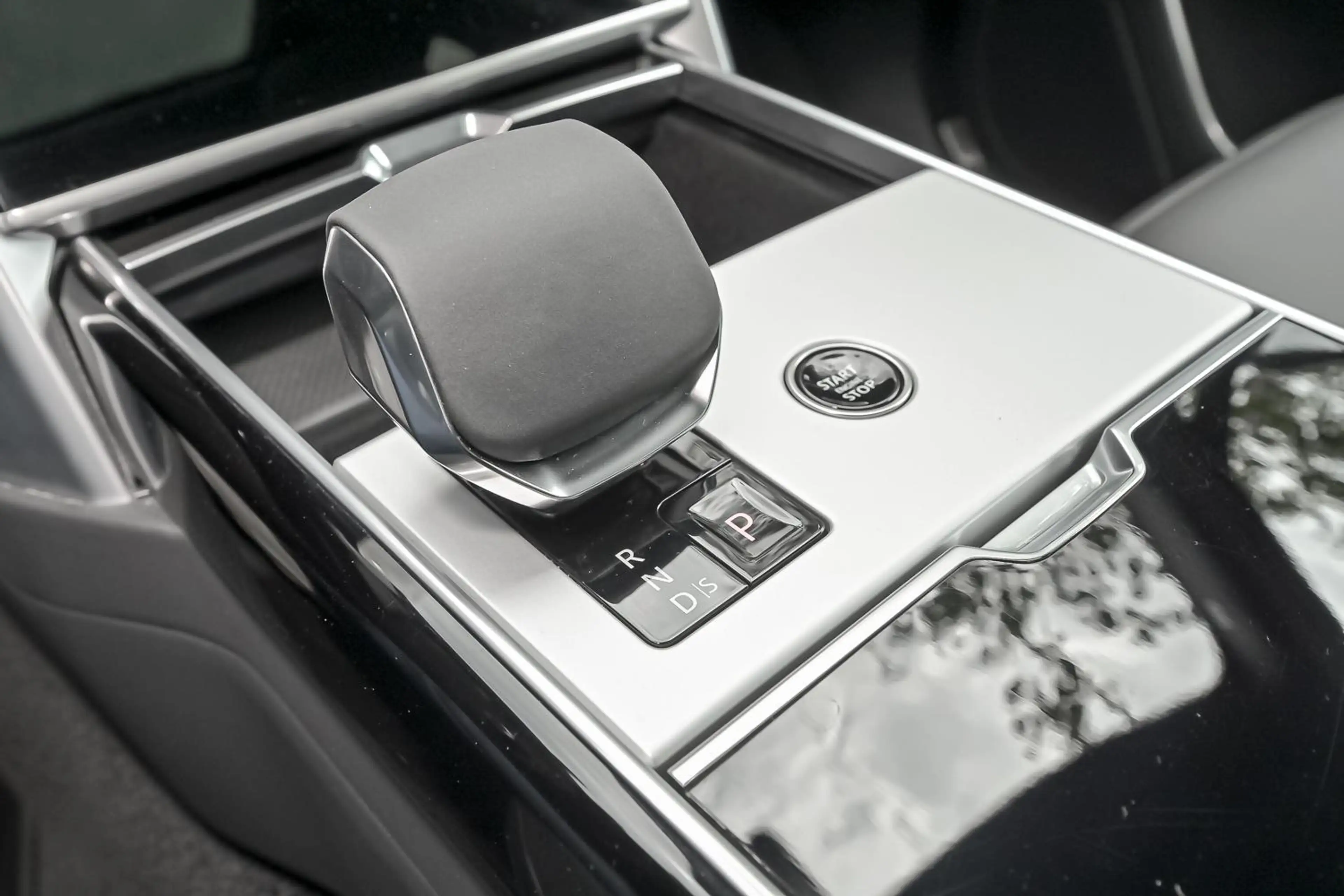 Land Rover Range Rover P460e SE — photo 10