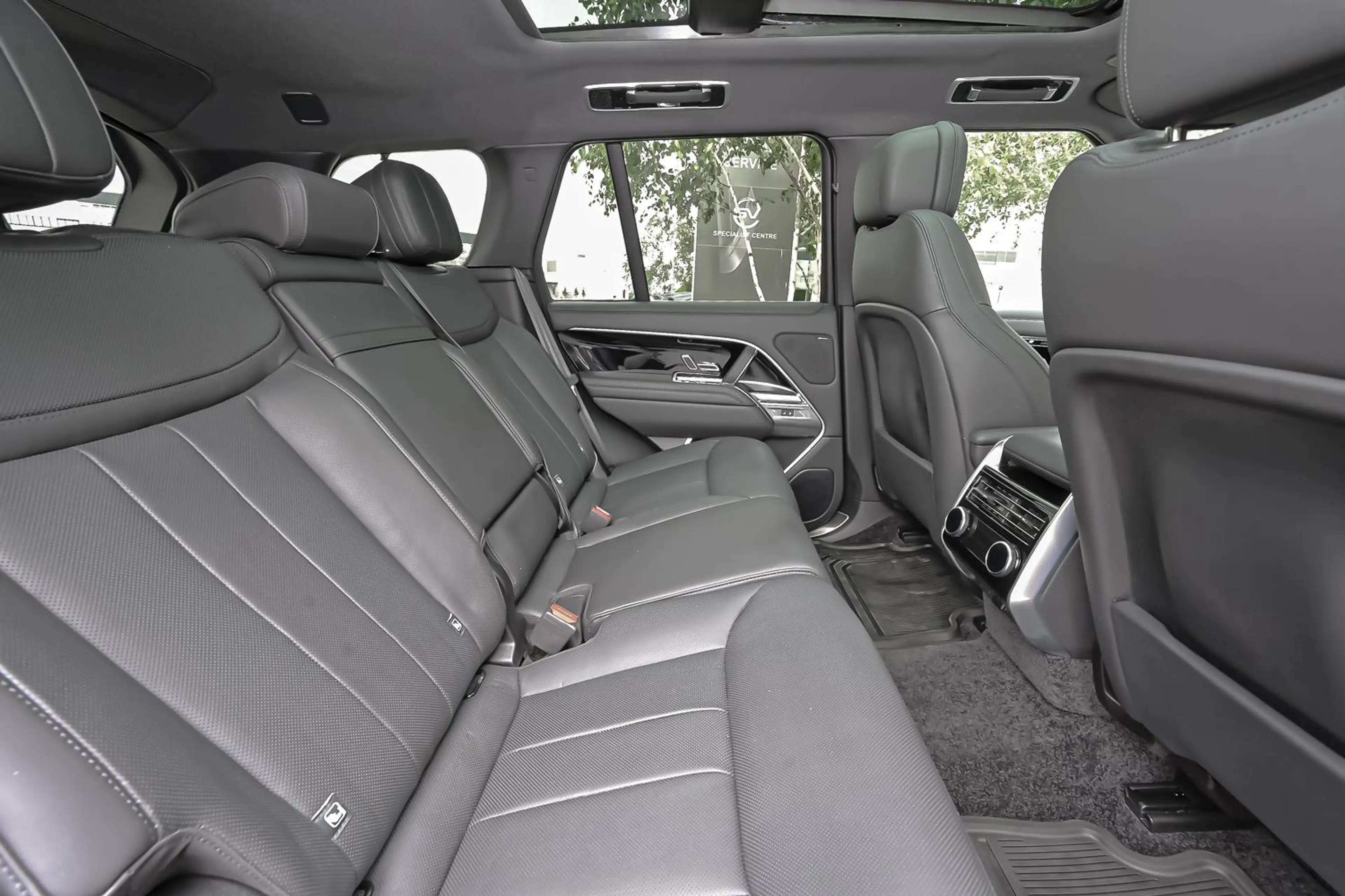 Land Rover Range Rover P460e SE — photo 8