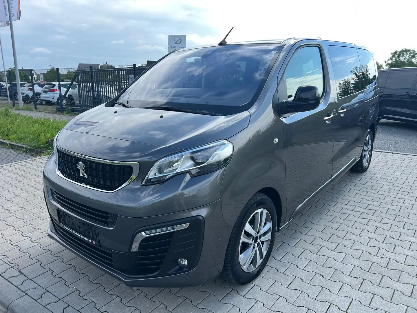 Peugeot Traveller 2.0 BlueHDI 180 Business Allure L2 Aut Gris - 2