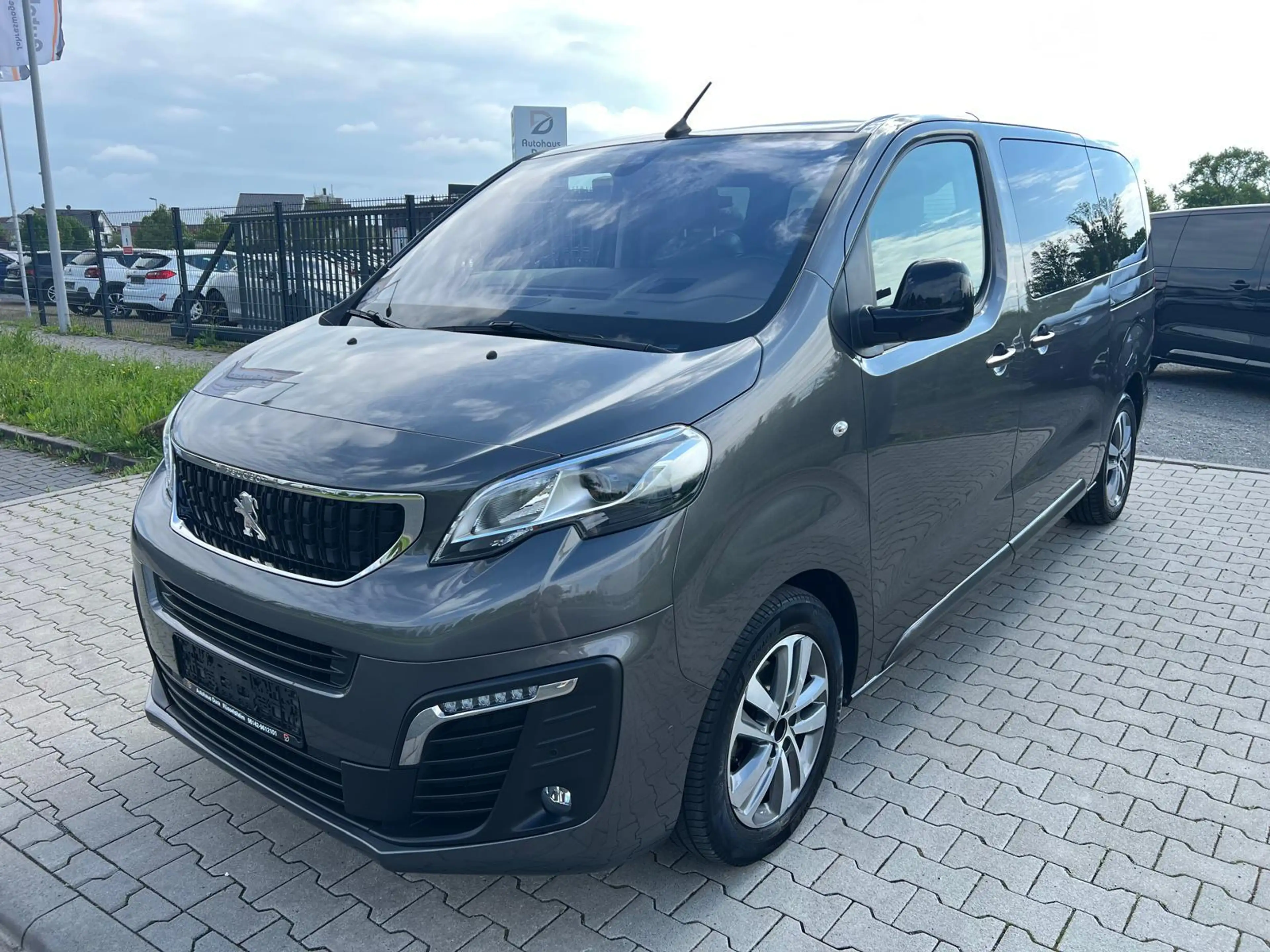 Peugeot Traveller 2.0 BlueHDI 180 Business Allure L2 Aut — photo 2