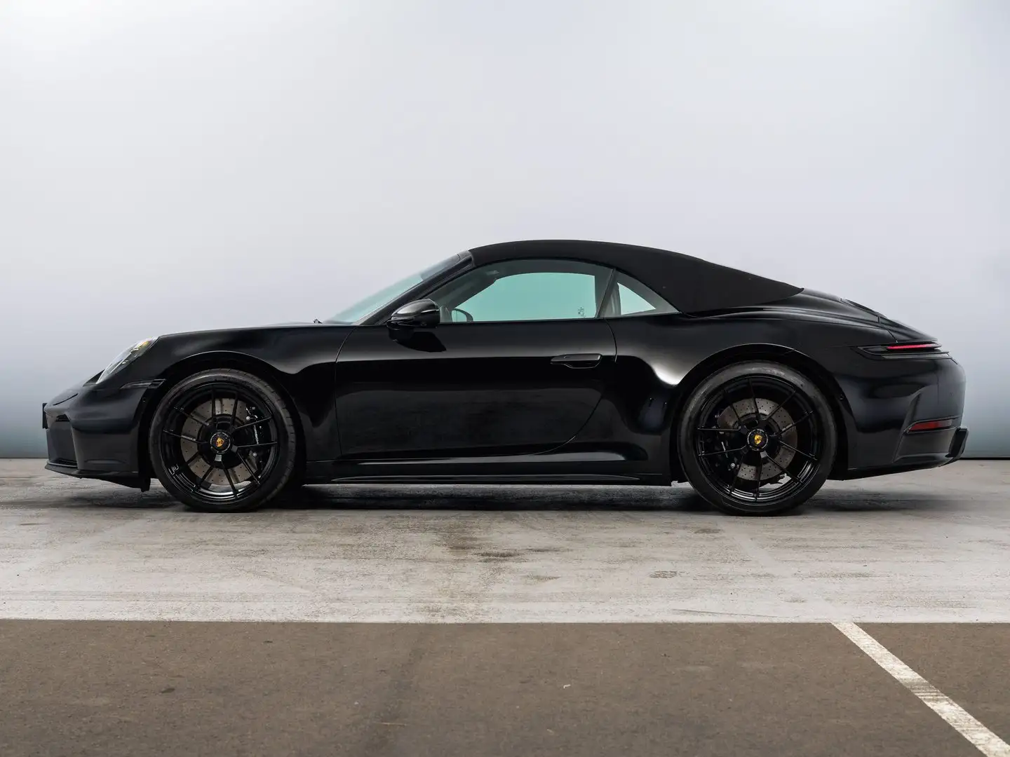 Porsche 911 Carrera 4 GTS Cabriolet Schwarz - 2