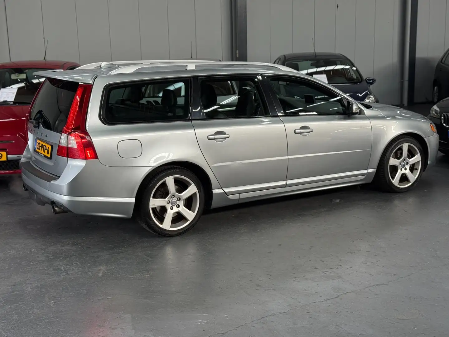 Volvo V70 2.0T R-Edition Automaat APK NAP Grau - 2