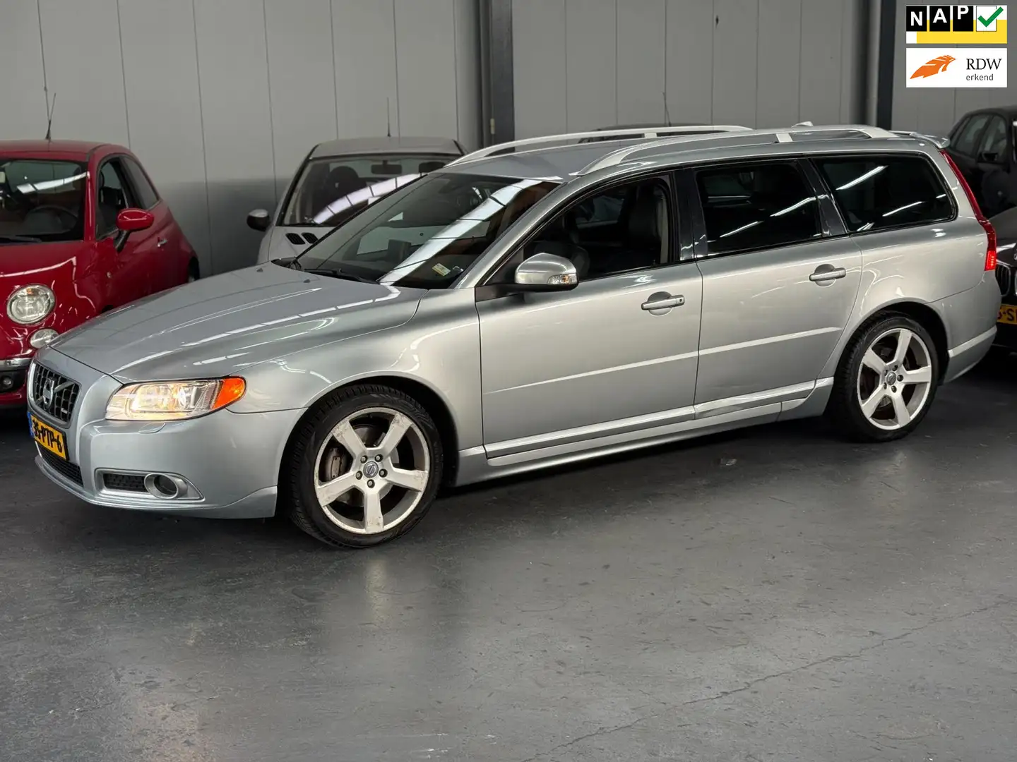 Volvo V70 2.0T R-Edition Automaat APK NAP Grau - 1