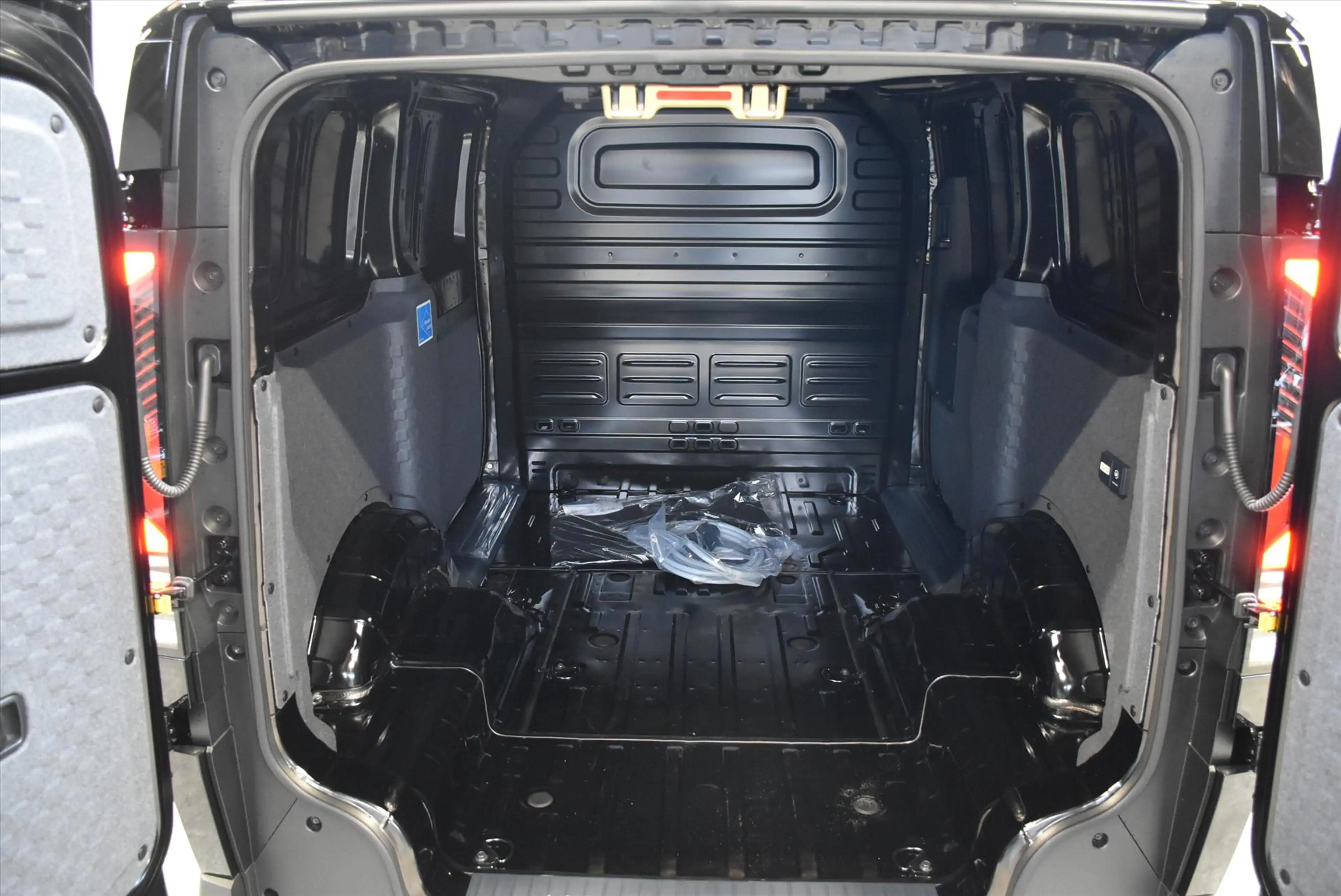 Kia PV5 Cargo 71,2 kWh 163pk L2H1 ELITE — photo 13