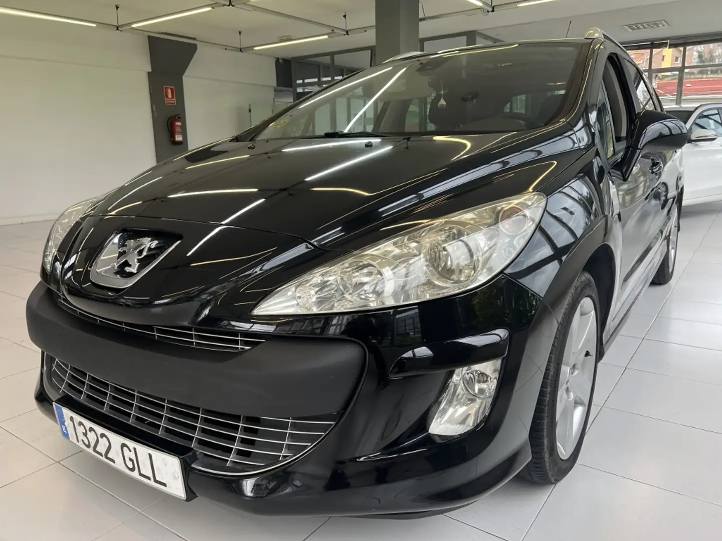 Peugeot 308 SW 1.6HDI FAP Premium 6 vel. Schwarz - 1