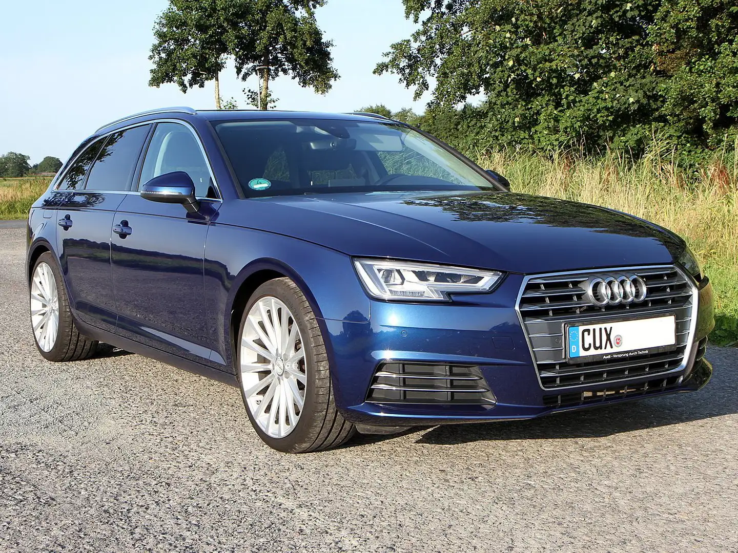 Audi A4 Avant 2.0 TFSI ultra Blau - 1