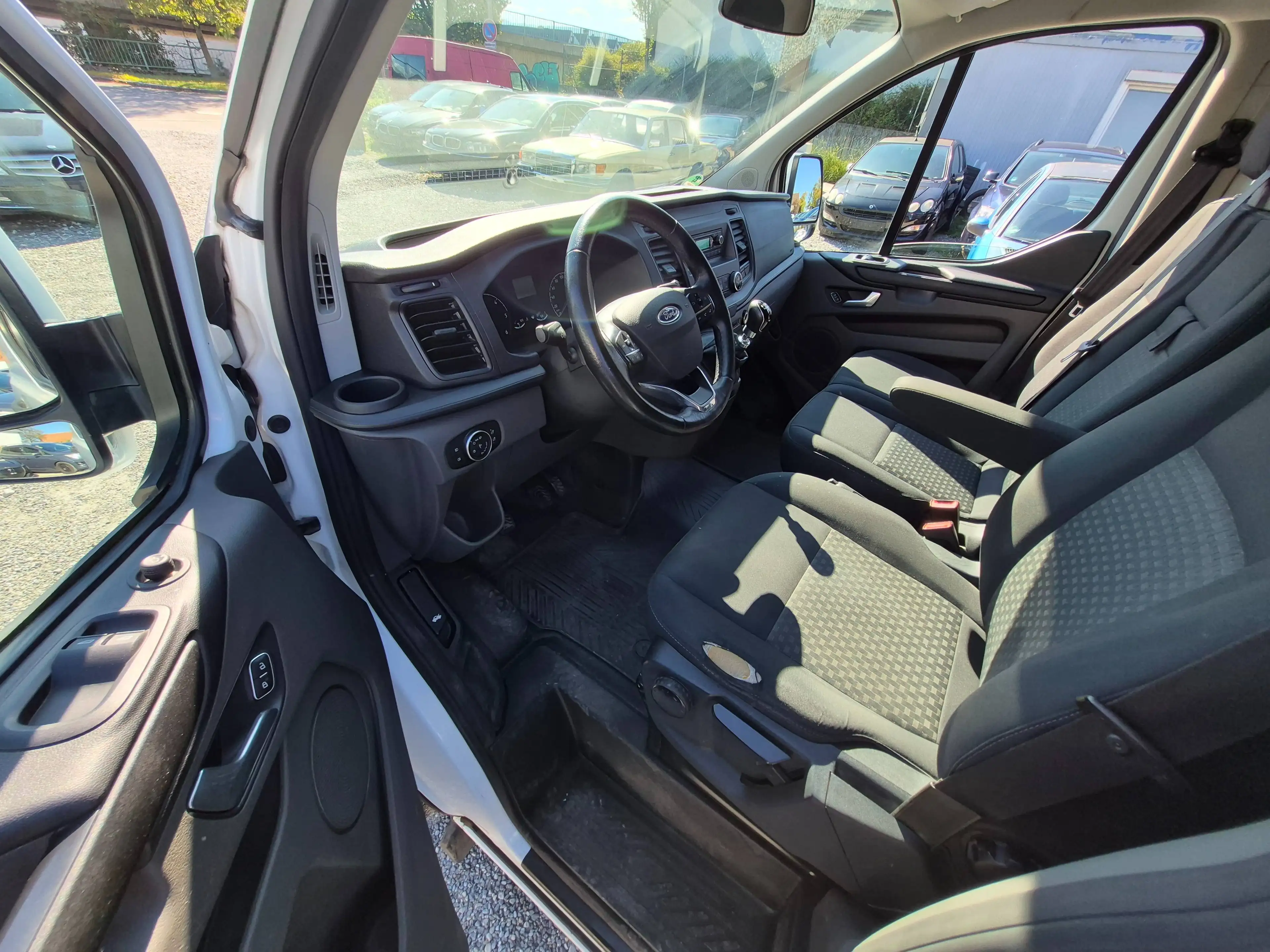 Ford Transit Custom 320 L1 — photo 11