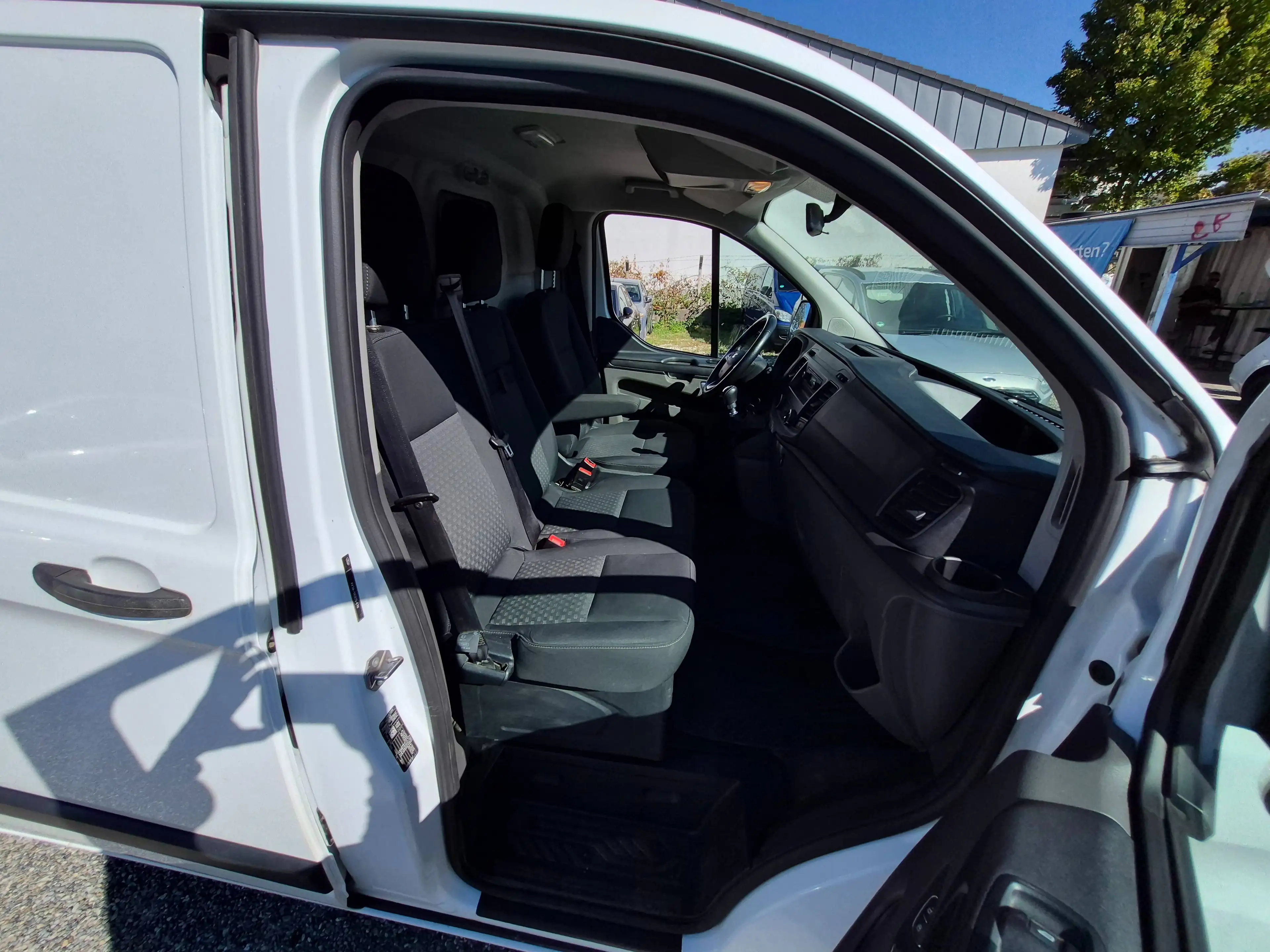 Ford Transit Custom 320 L1 — photo 8