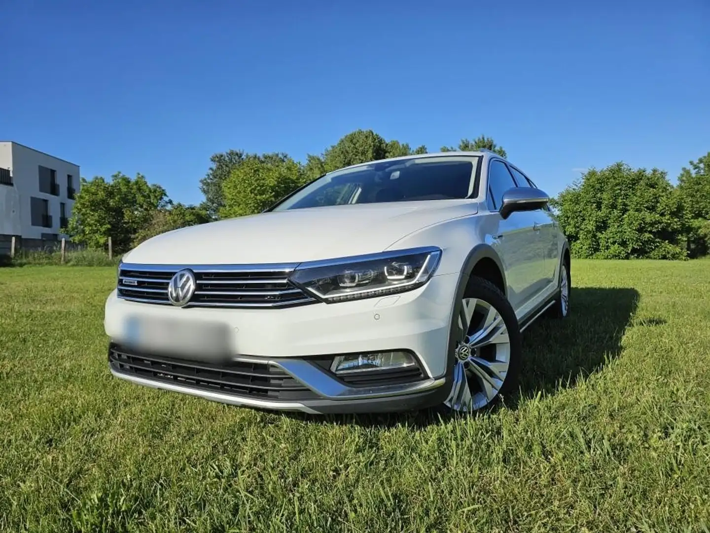 Volkswagen Passat Alltrack 2.0 TDI SCR 4Motion DSG (BMT) + Webasto Bílá - 1