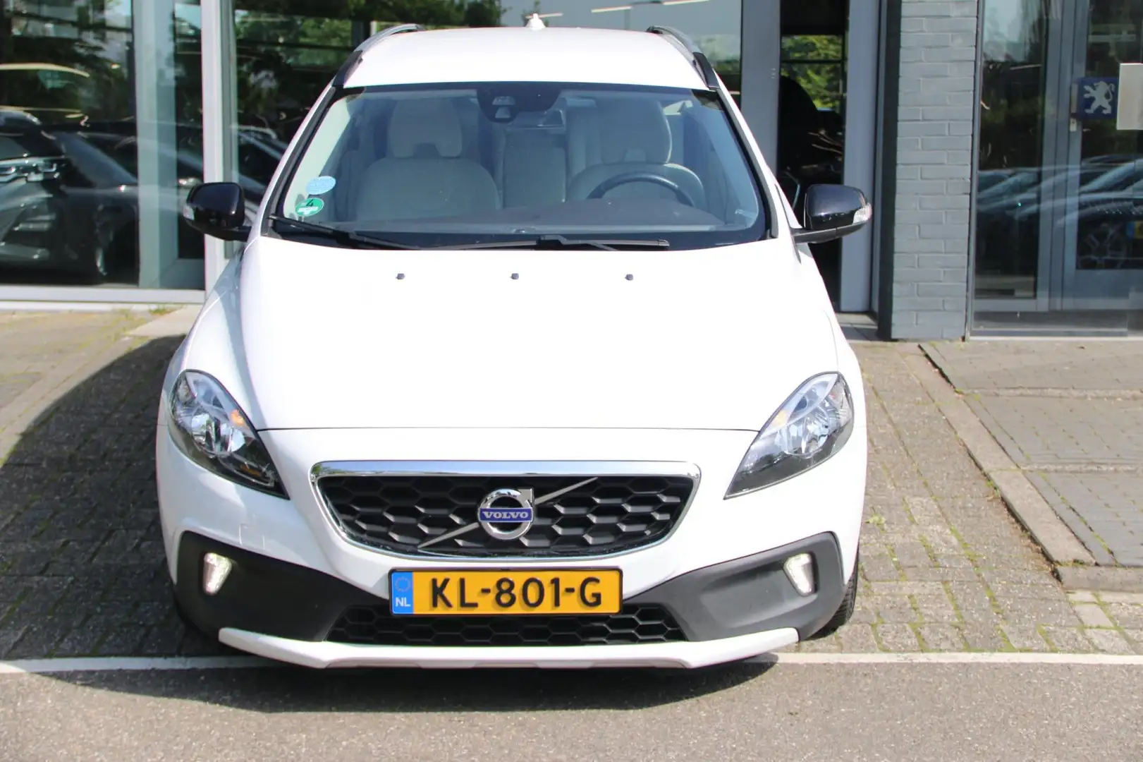 Volvo V40 Cross Country 2.0 D3 Momentum AUTOMAAT Biały - 2