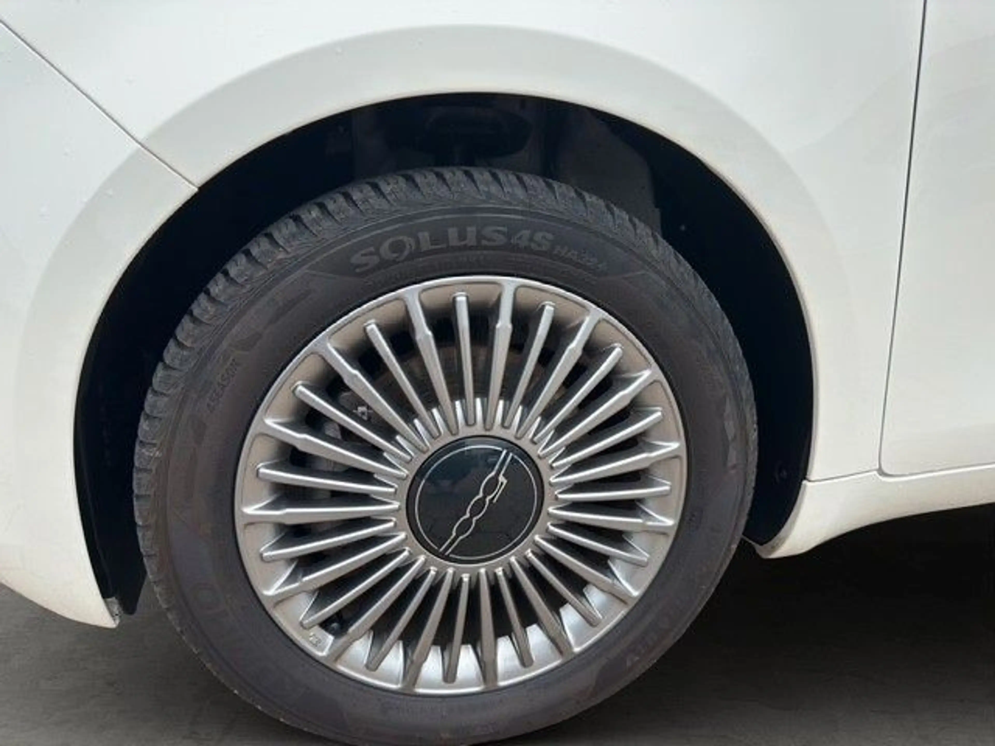 Fiat 500e 42 kWh Basis NAVI KLIMA Bluetooth DAB+ — photo 4