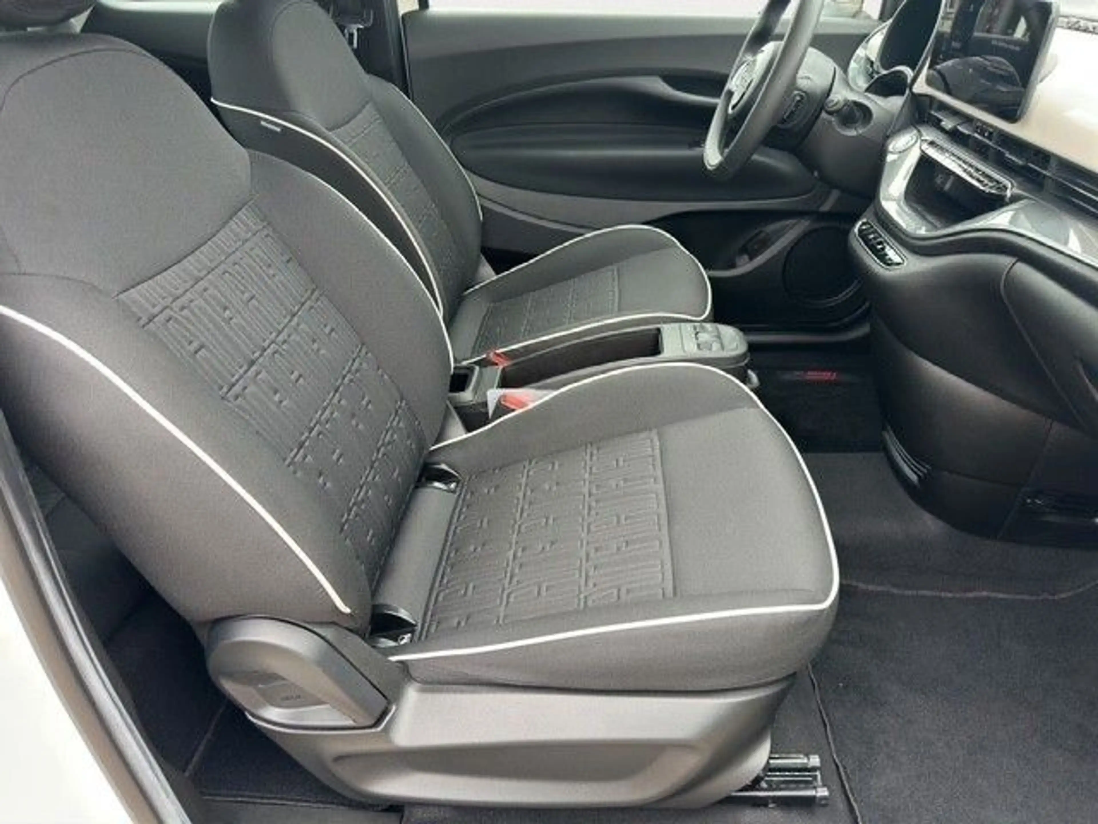 Fiat 500e 42 kWh Basis NAVI KLIMA Bluetooth DAB+ — photo 2