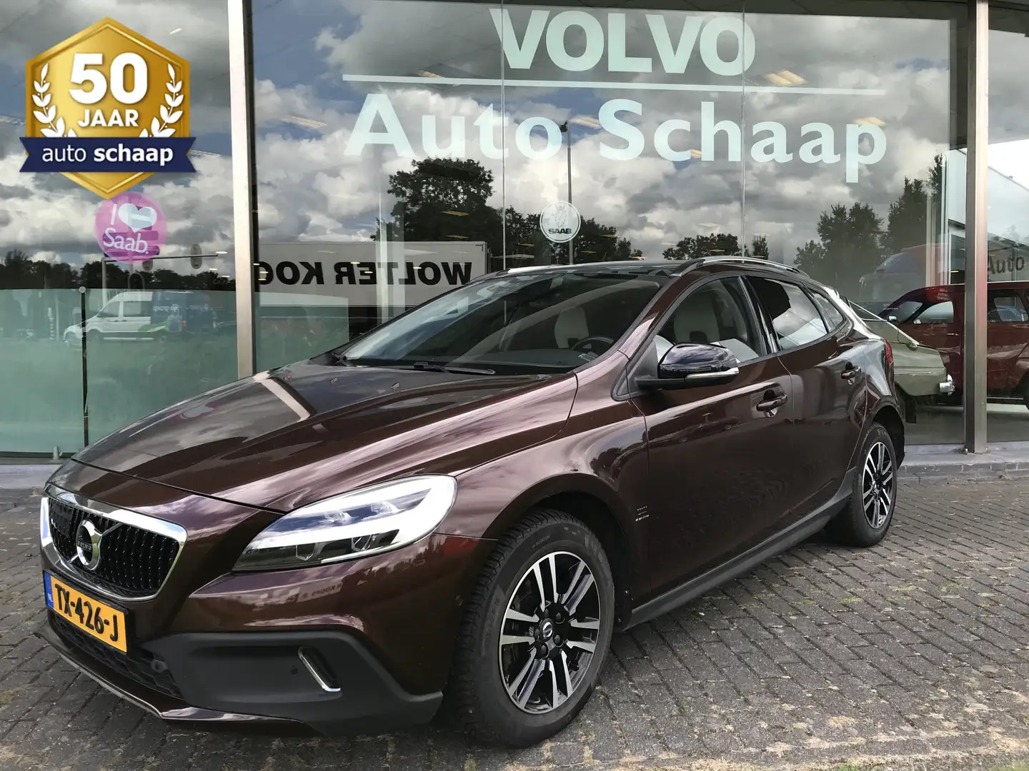 Volvo V40 Cross Country 1.5 T3 Polar+ Luxury Automaat | Rijklaar incl 12 m Bruin - 1