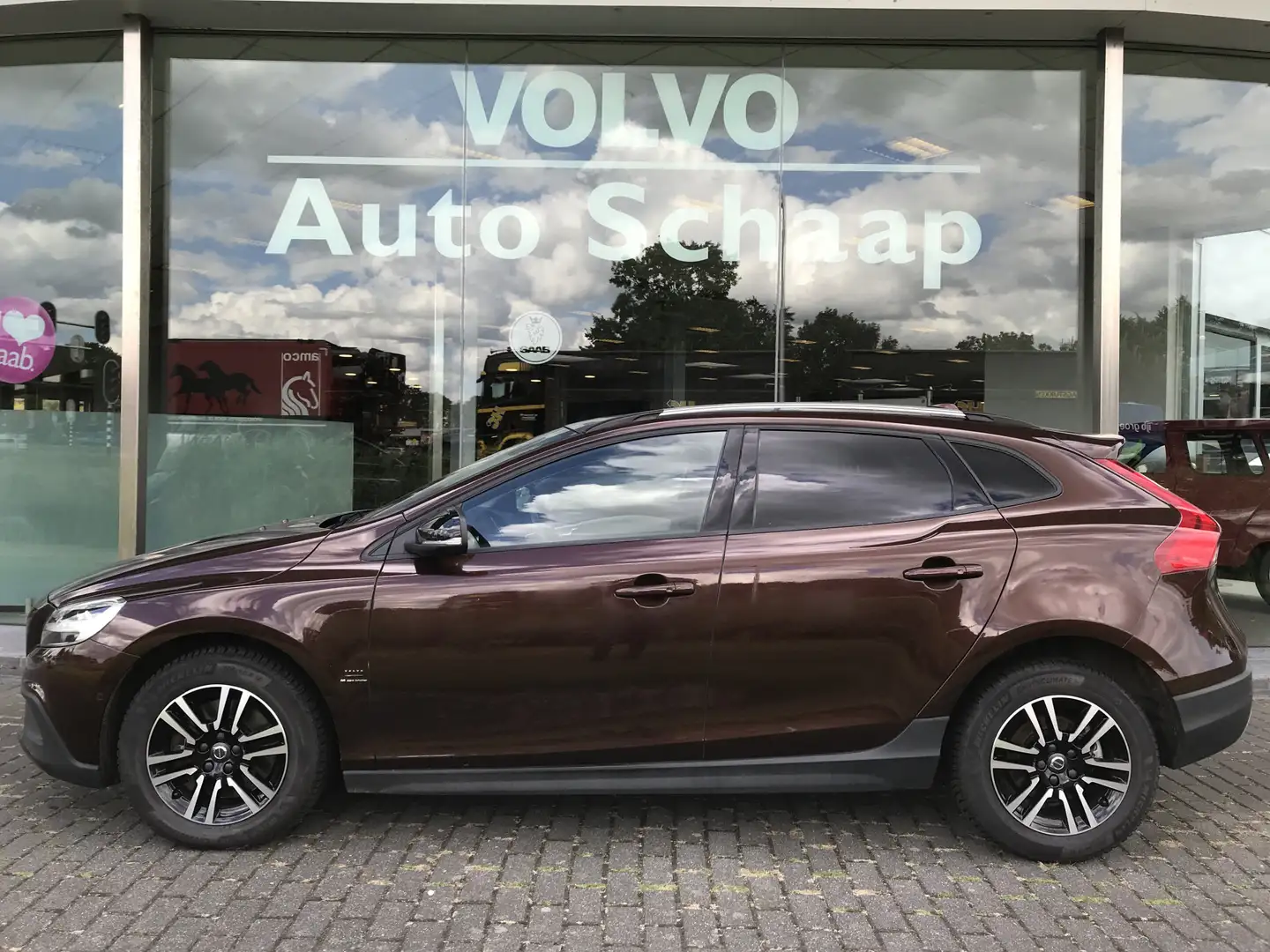 Volvo V40 Cross Country 1.5 T3 Polar+ Luxury Automaat | Rijklaar incl 12 m Bruin - 2