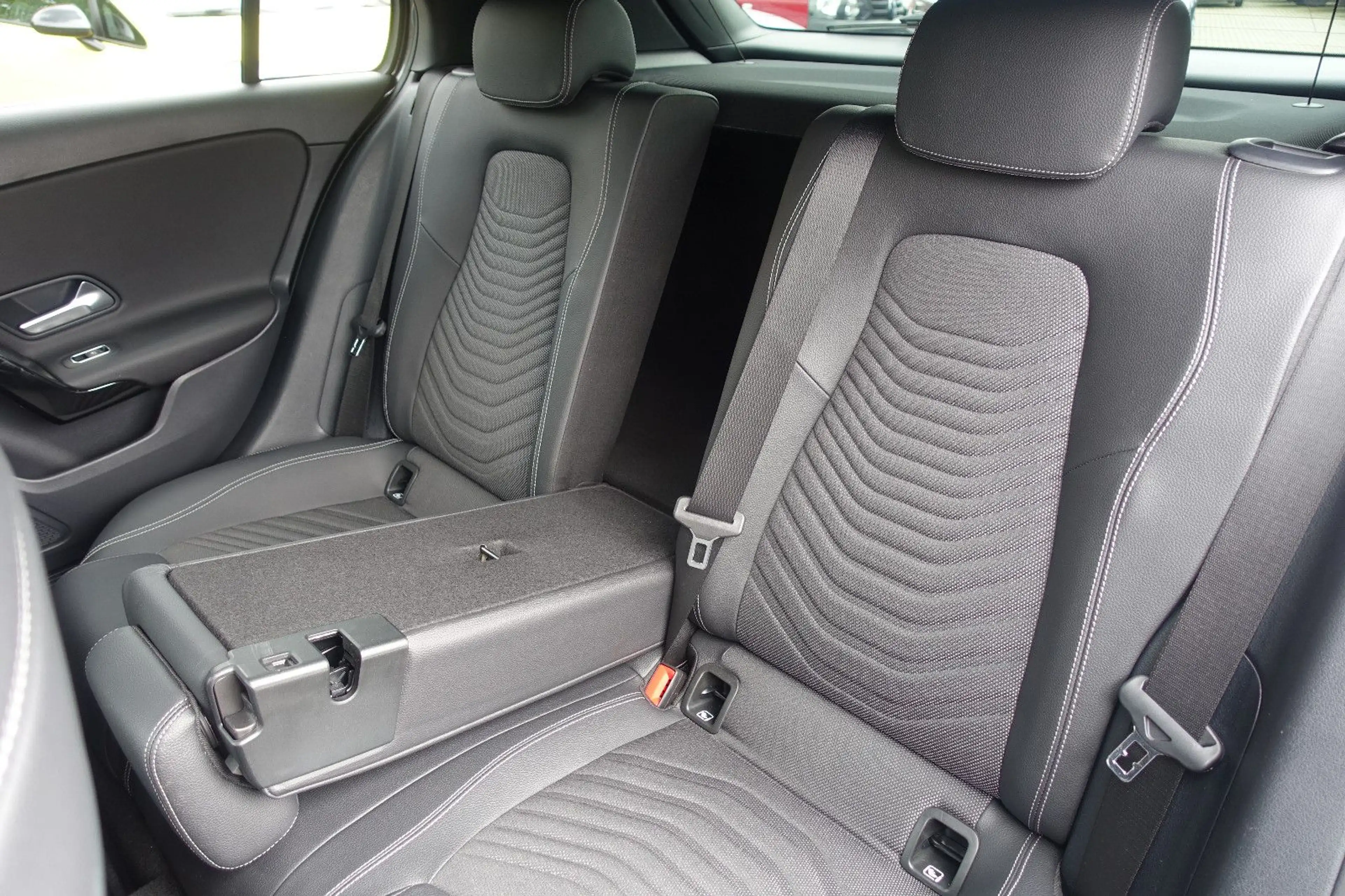 Mercedes-Benz A 180 d*LED High Perf*Tempomat*Leder*Navi*PDC* — photo 33