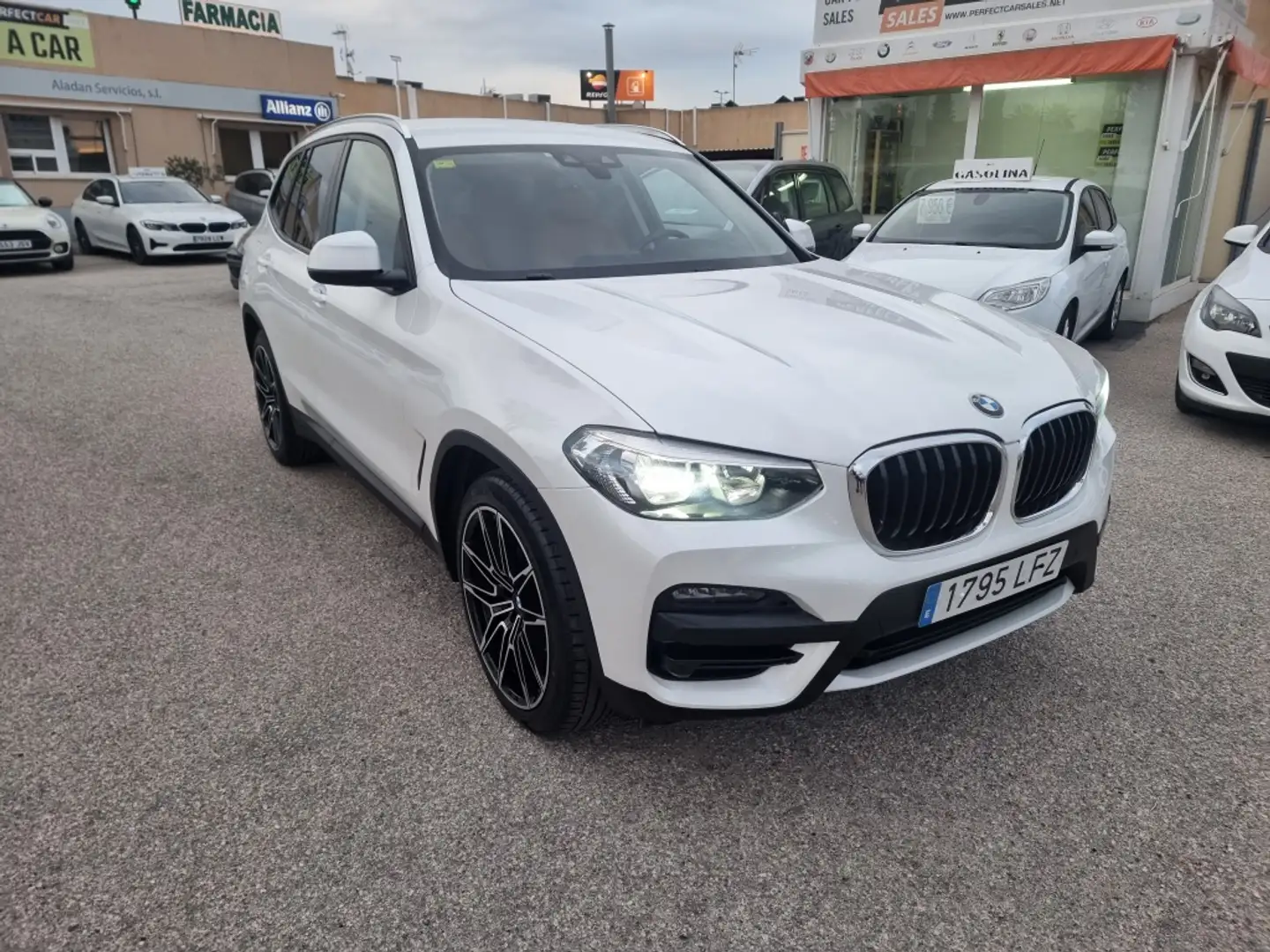 BMW X3 sDrive 18dA Business Weiß - 1