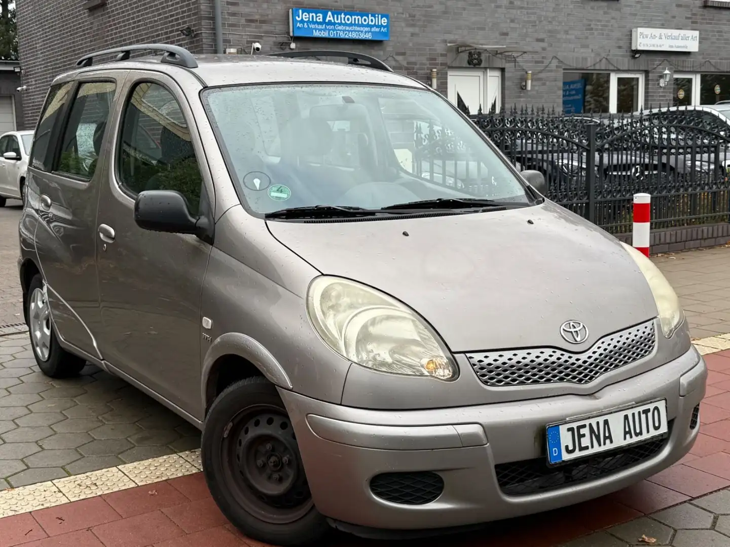 Toyota Yaris Verso 1.3 Sol Klima 2 Vorbesitzer Grau - 1