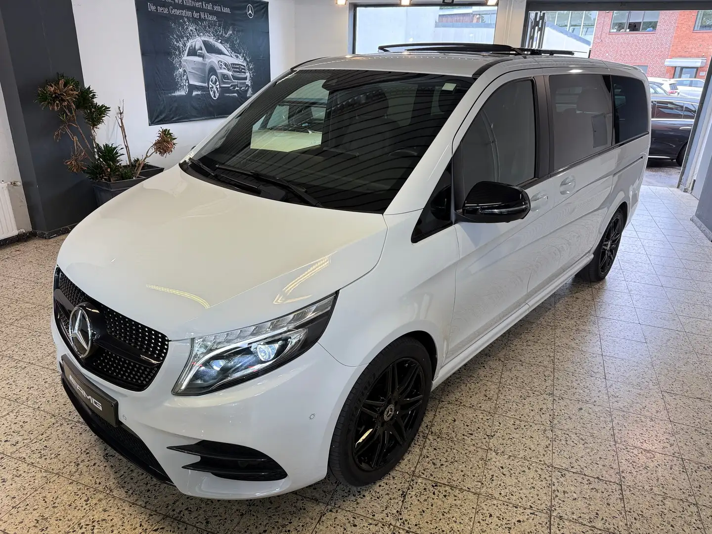 Mercedes-Benz V 300 d Lang AMG + NIGHT NAVI/LED/PSD/DISTR/TW/LEDER/360 Bianco - 2