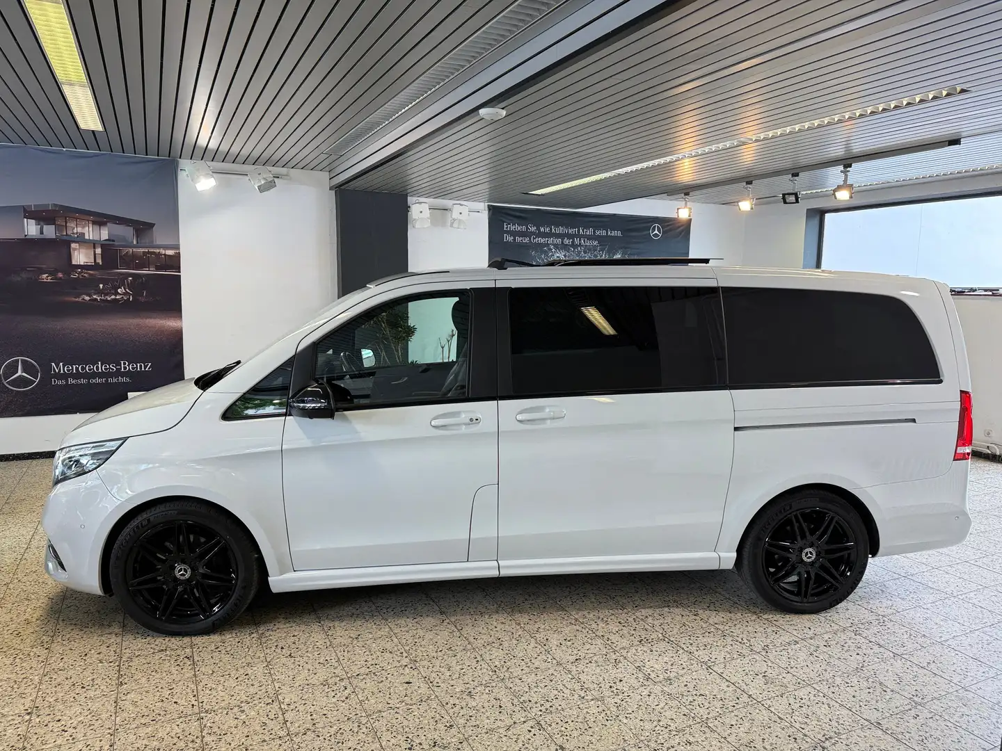 Mercedes-Benz V 300 d Lang AMG + NIGHT NAVI/LED/PSD/DISTR/TW/LEDER/360 Bianco - 1