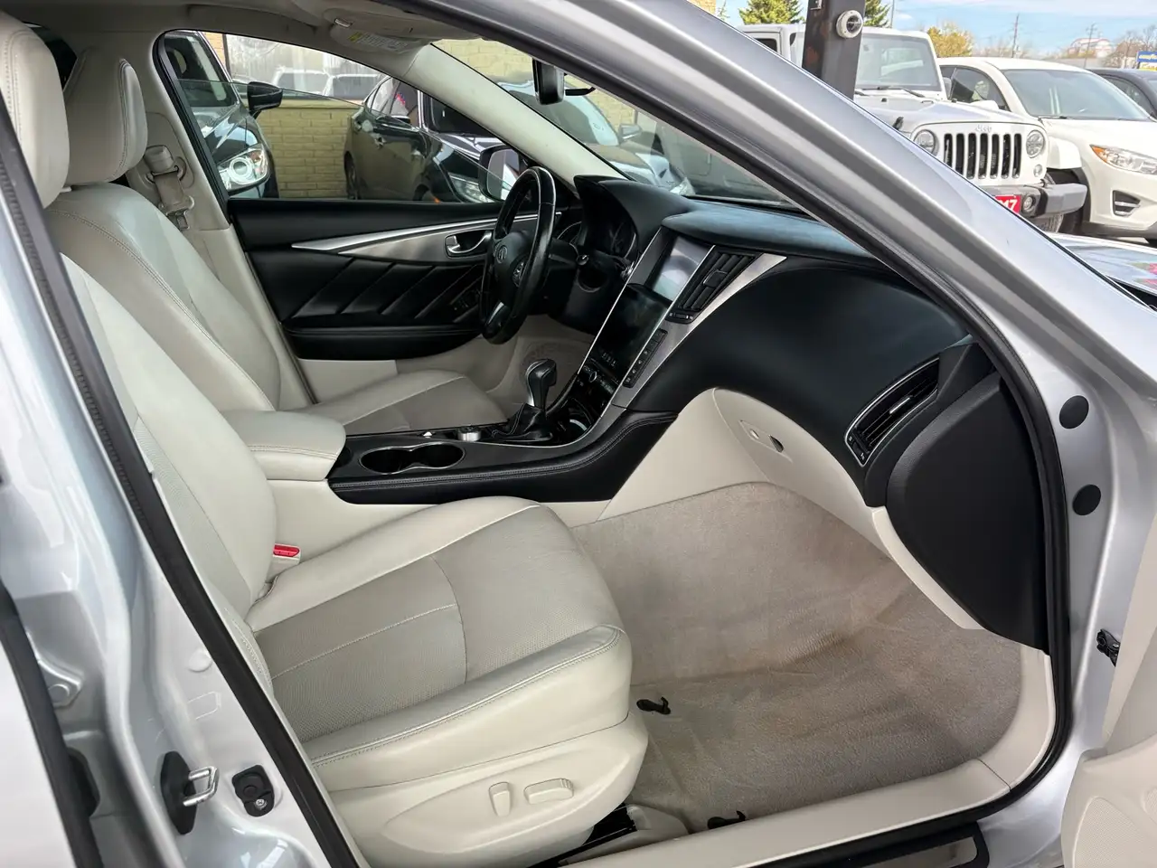 Infiniti Q50 снимка Infiniti Q50