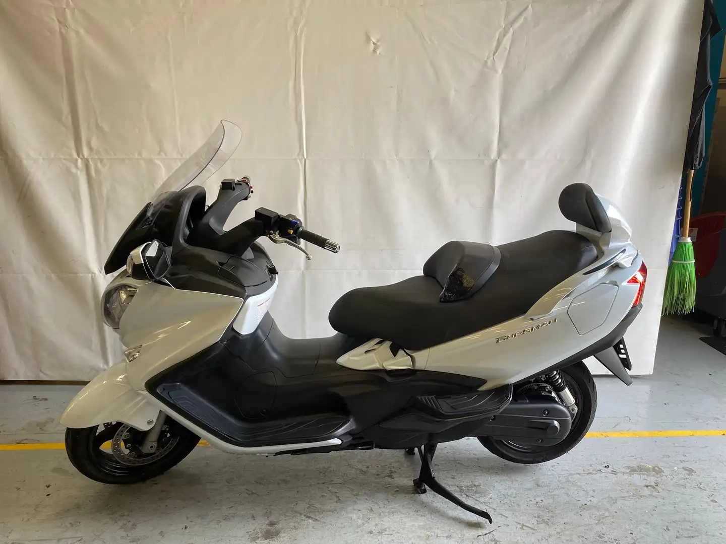 Suzuki Burgman 650 Bianco - 1