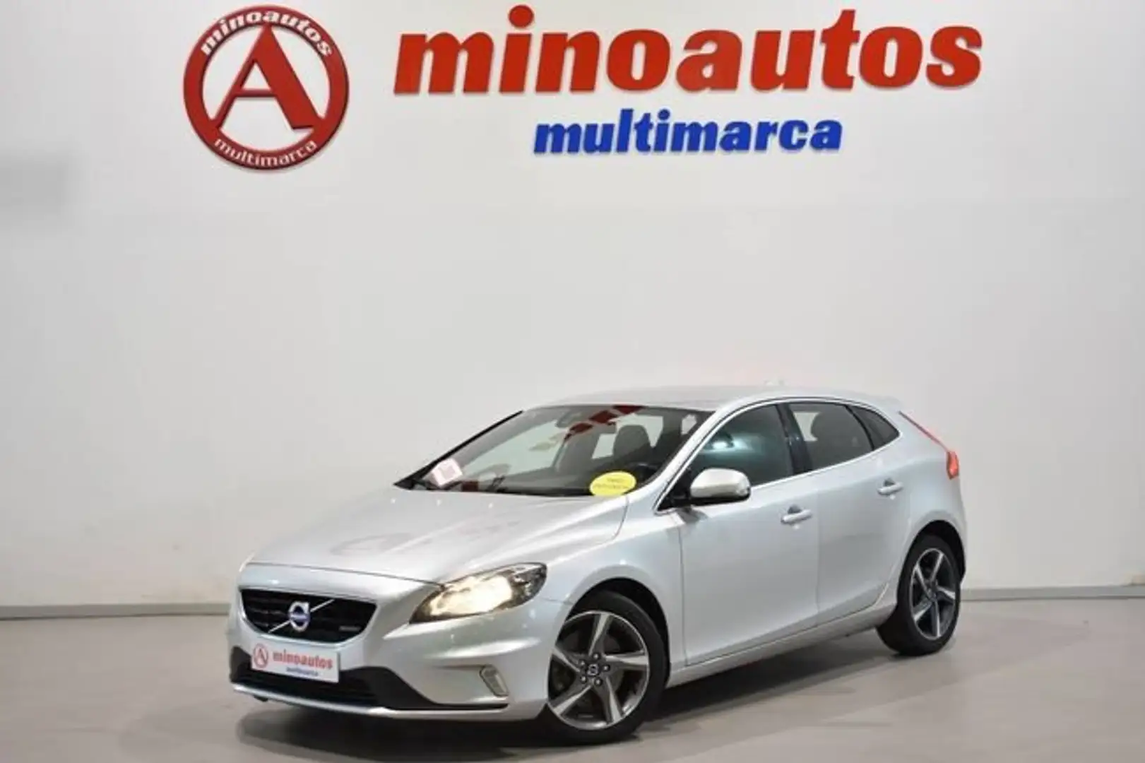 Volvo V40 D3 R-Design 150 Plateado - 2