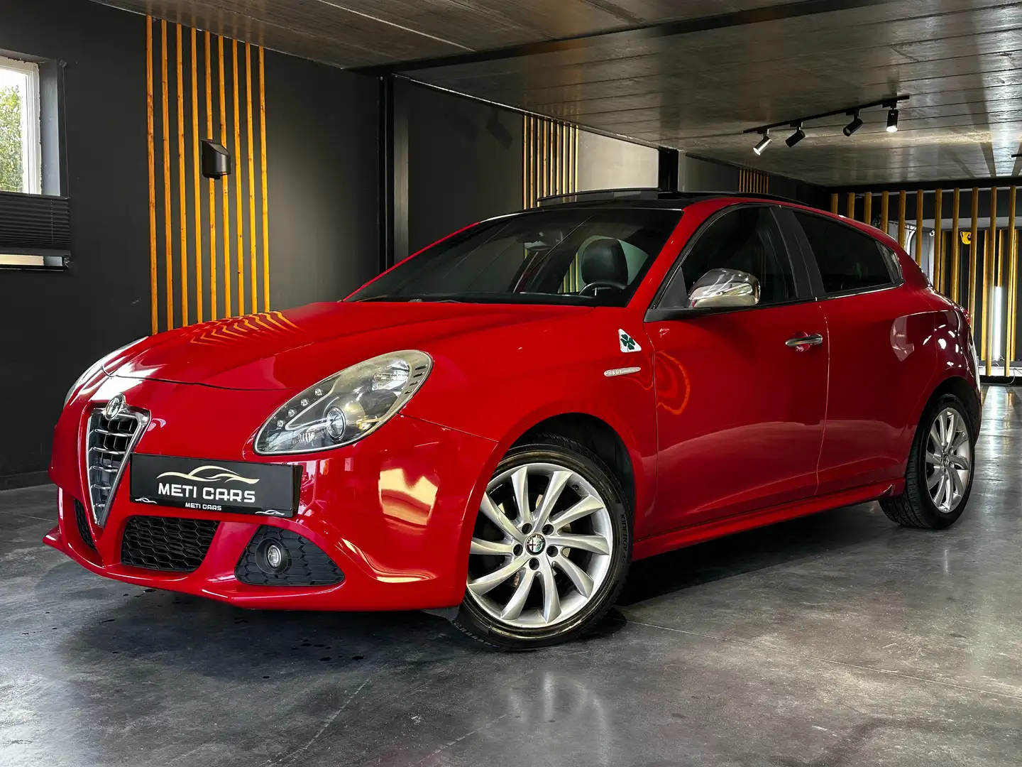 Alfa Romeo Giulietta 1.6 JTDM 16V Impression | Pano | Airco | Sensor | Rood - 1