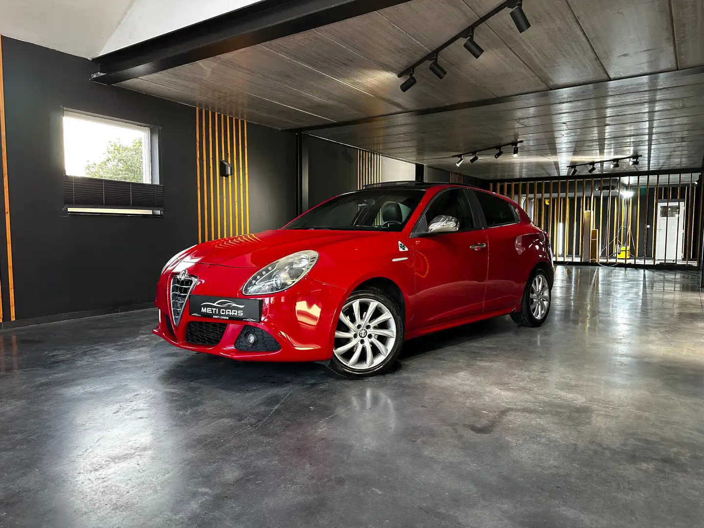 Alfa Romeo Giulietta 1.6 JTDM 16V Impression | Pano | Airco | Sensor | Rood - 2