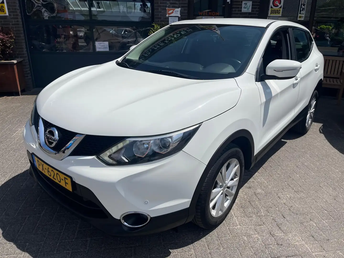 Nissan Qashqai 1.2 Tekna Trekhaak Navigatie PDC Wit - 1