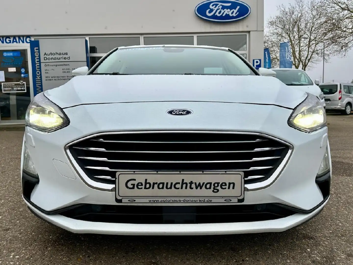 Ford Focus Lim. Titanium Aut. Blanc - 2