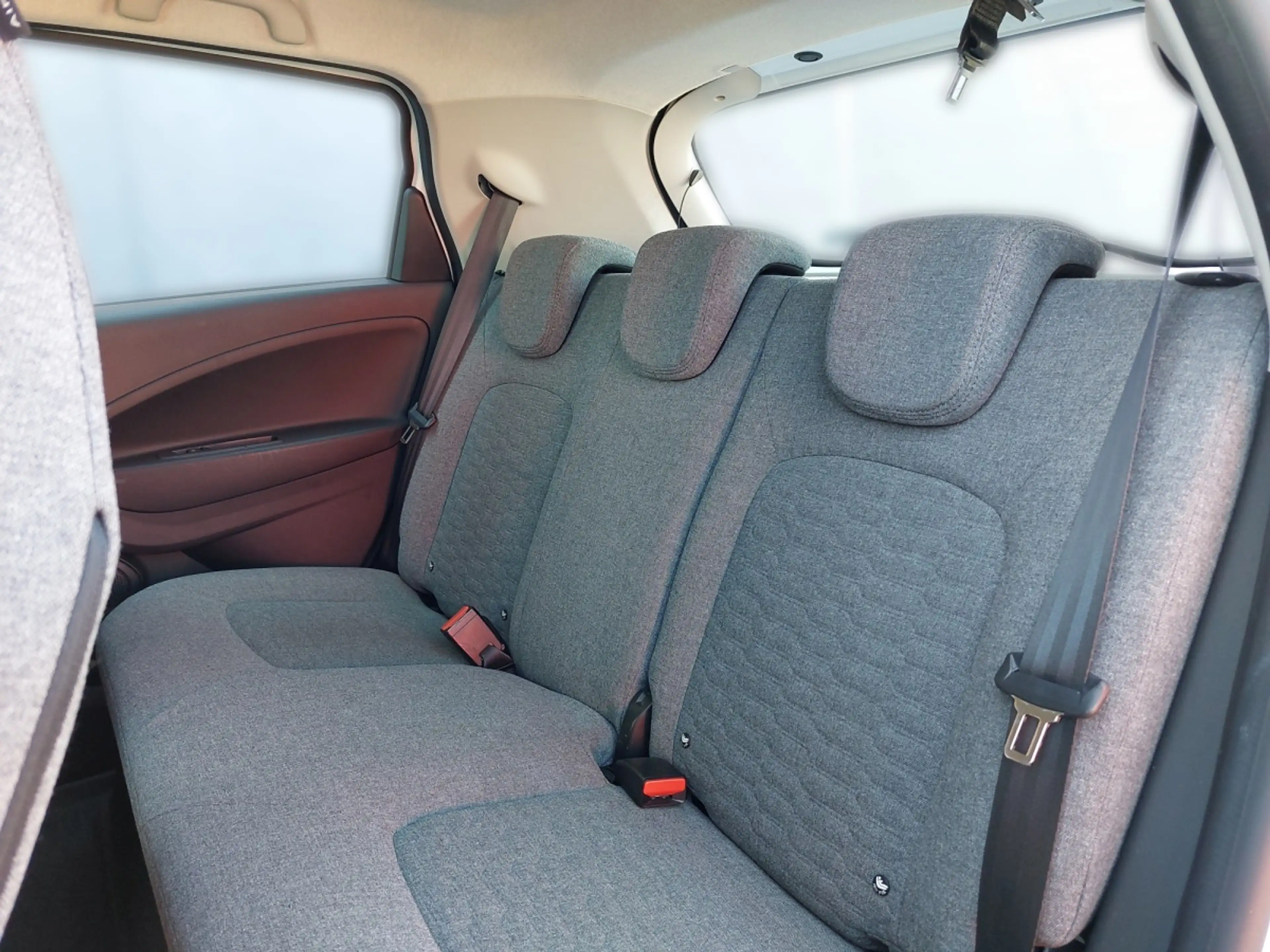 Renault ZOE Zen Complete R110 Z.E.50 (52kWh) — photo 11