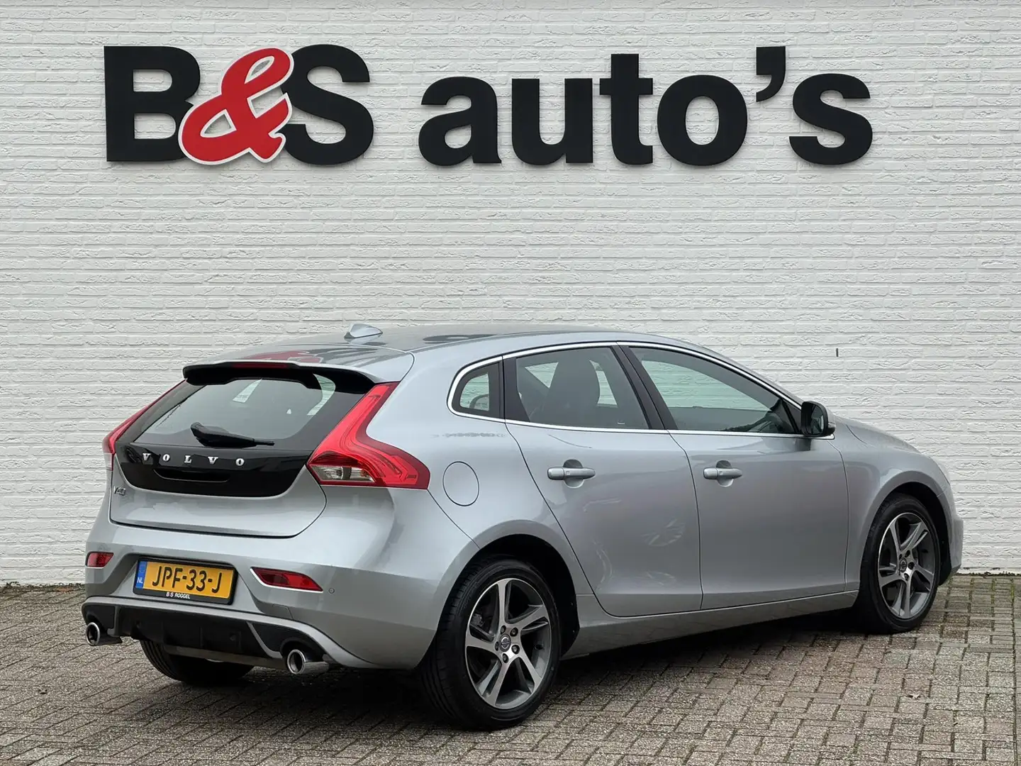 Volvo V40 1.5 T2 R-design Aut Navigatie Keyless Leder+verwar Grijs - 2