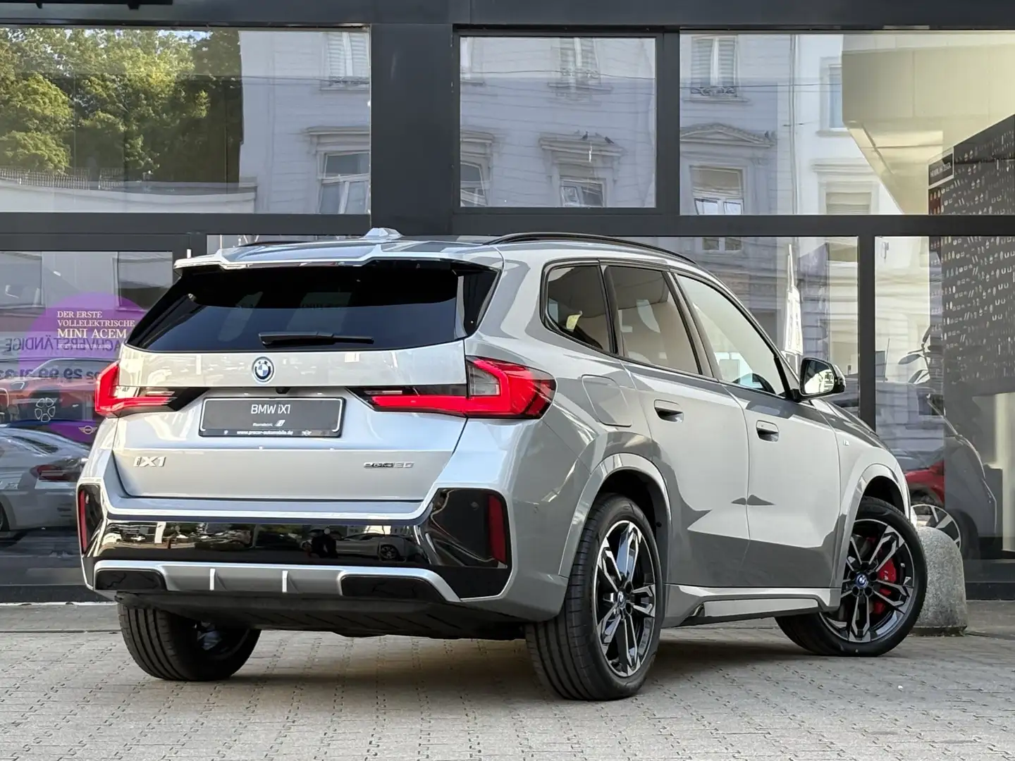 BMW iX1 eDrive20 M Sport PANO HuD DA / DA+ PA+ 19" Grijs - 2