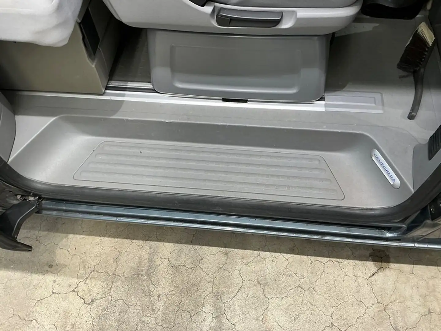 Volkswagen T5 California 2.5 TDI Comfortline Gris - 2