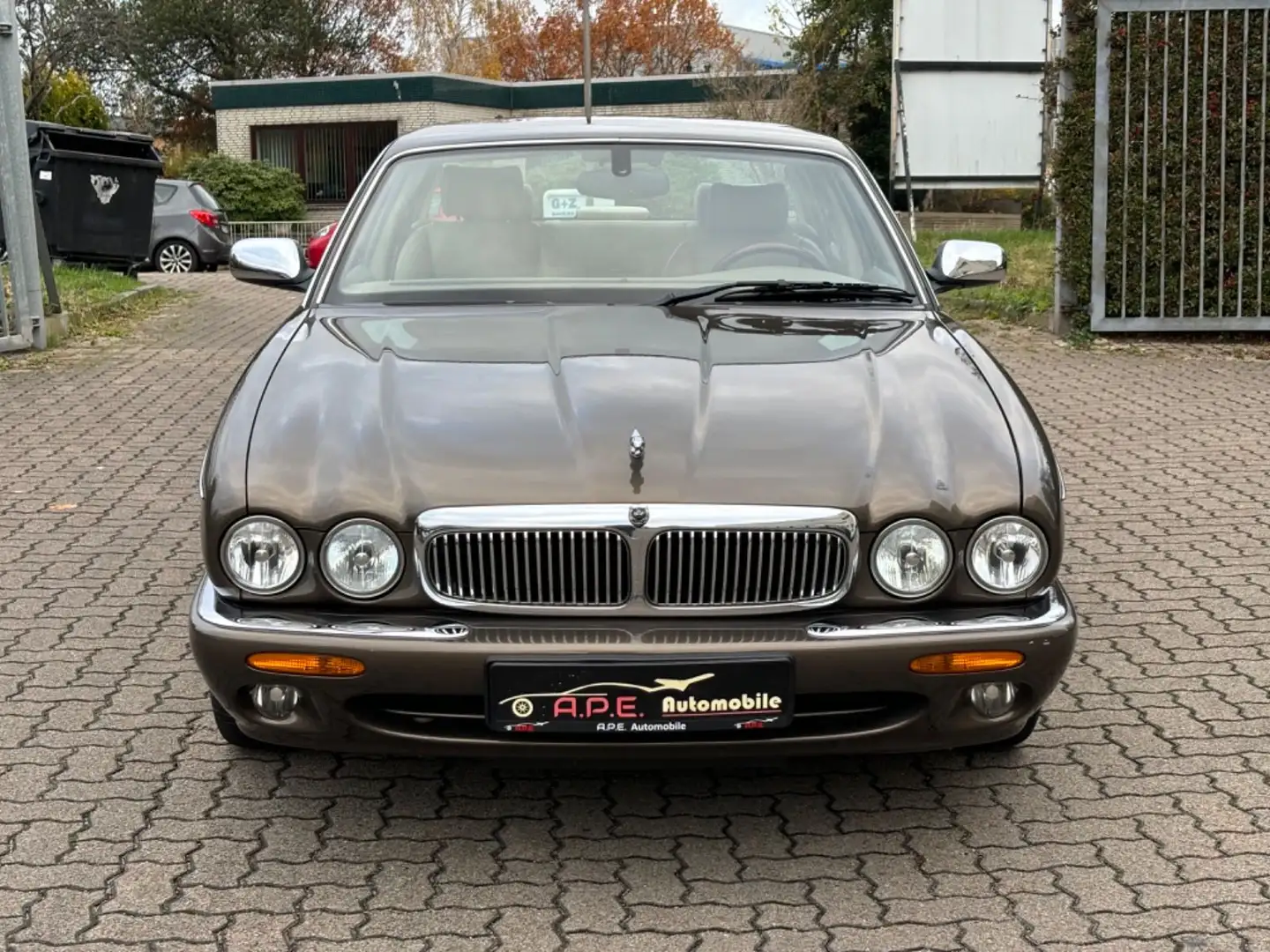 Jaguar XJ Executive 4.0 V8 TOP ROSTFREI Gold - 2