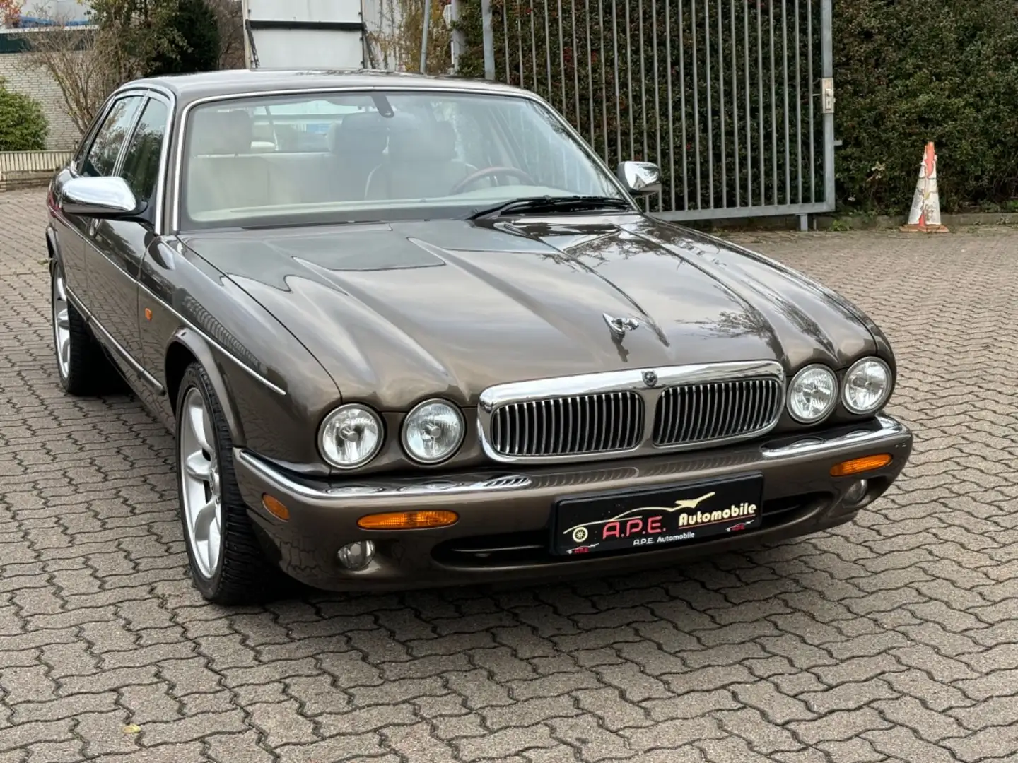 Jaguar XJ Executive 4.0 V8 TOP ROSTFREI Gold - 1