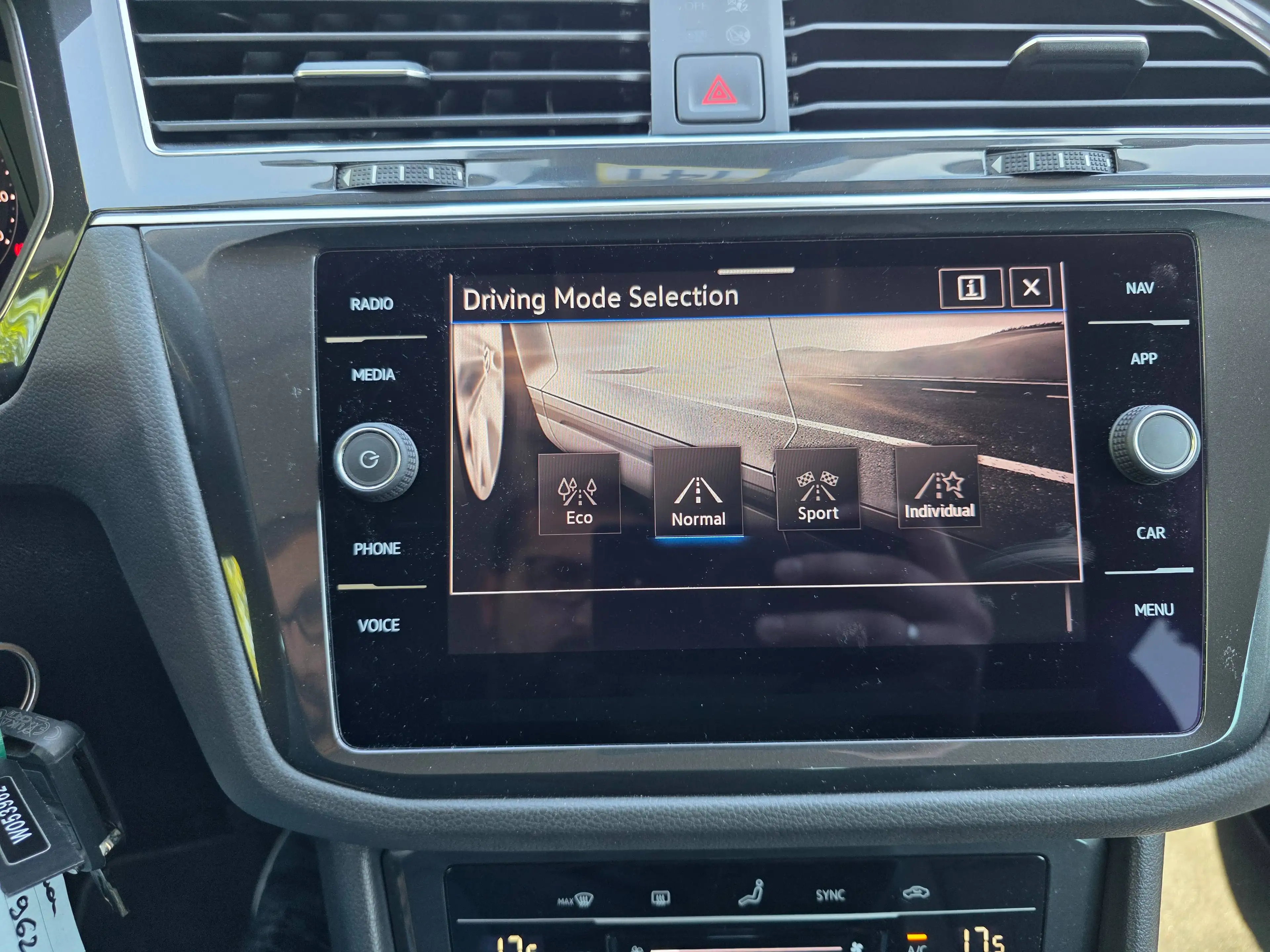 Volkswagen Tiguan 2.0 TDi SCR 4Motion Life Business DSG 1°EIG. !! IN PERFECTE STAAT !! 4X4!! AUTOMAAT !! — photo 34