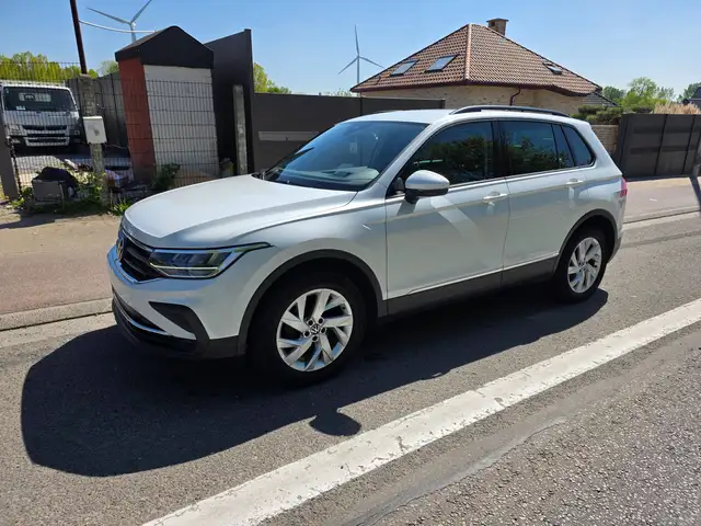 Volkswagen Tiguan view 3