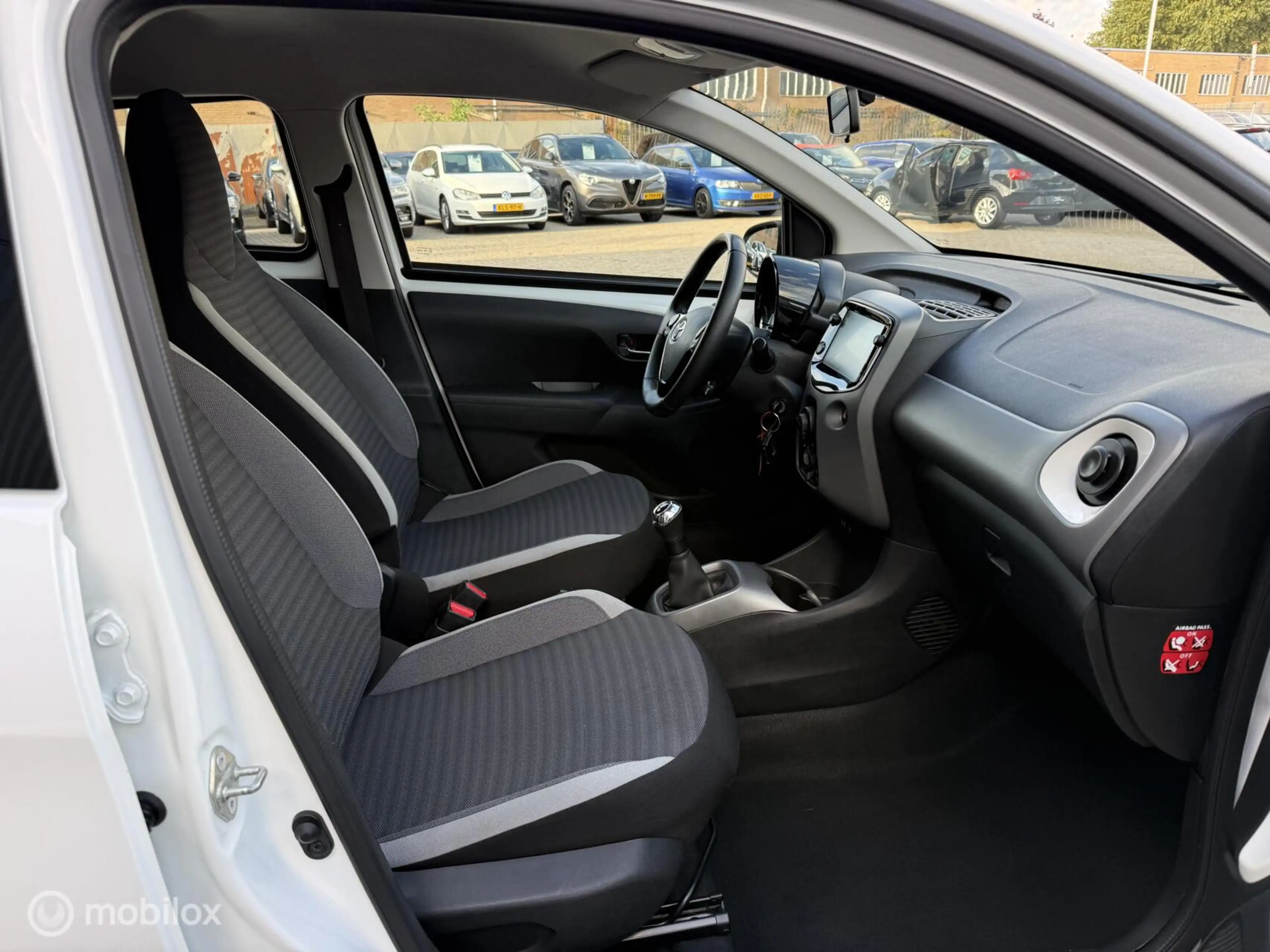 Toyota Aygo 1.0 VVT-i x-play CAMERA | CARPLAY | TOPSTAAT — photo 14