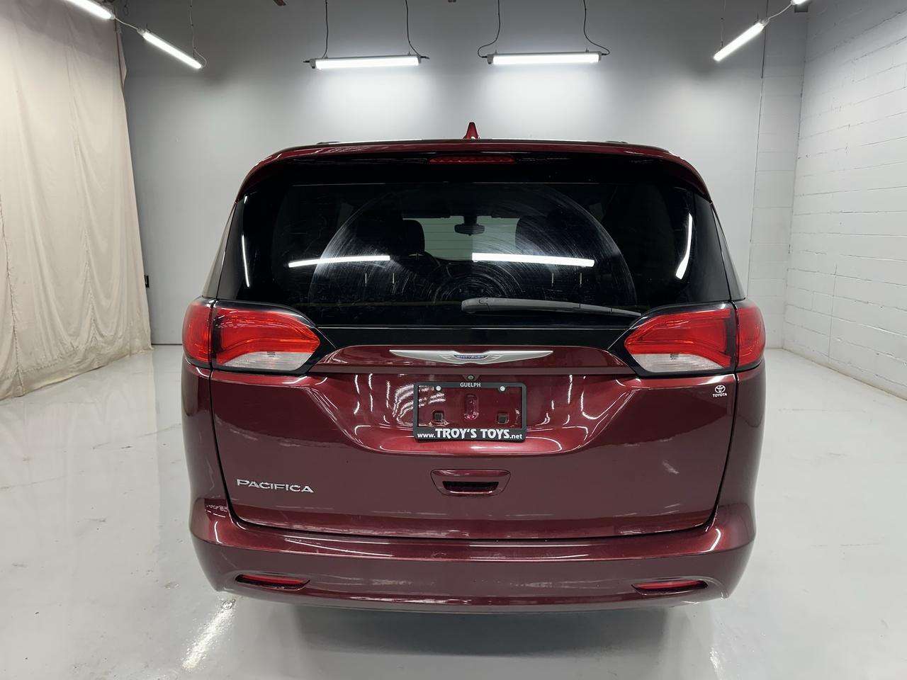 2017 Chrysler Pacifica Touring — снимка 1