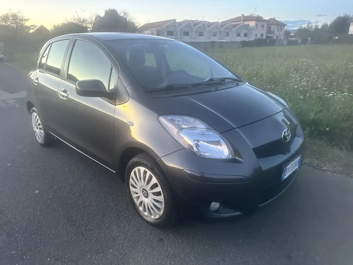 Toyota Yaris 5p 1.0 Sol Grigio - 2