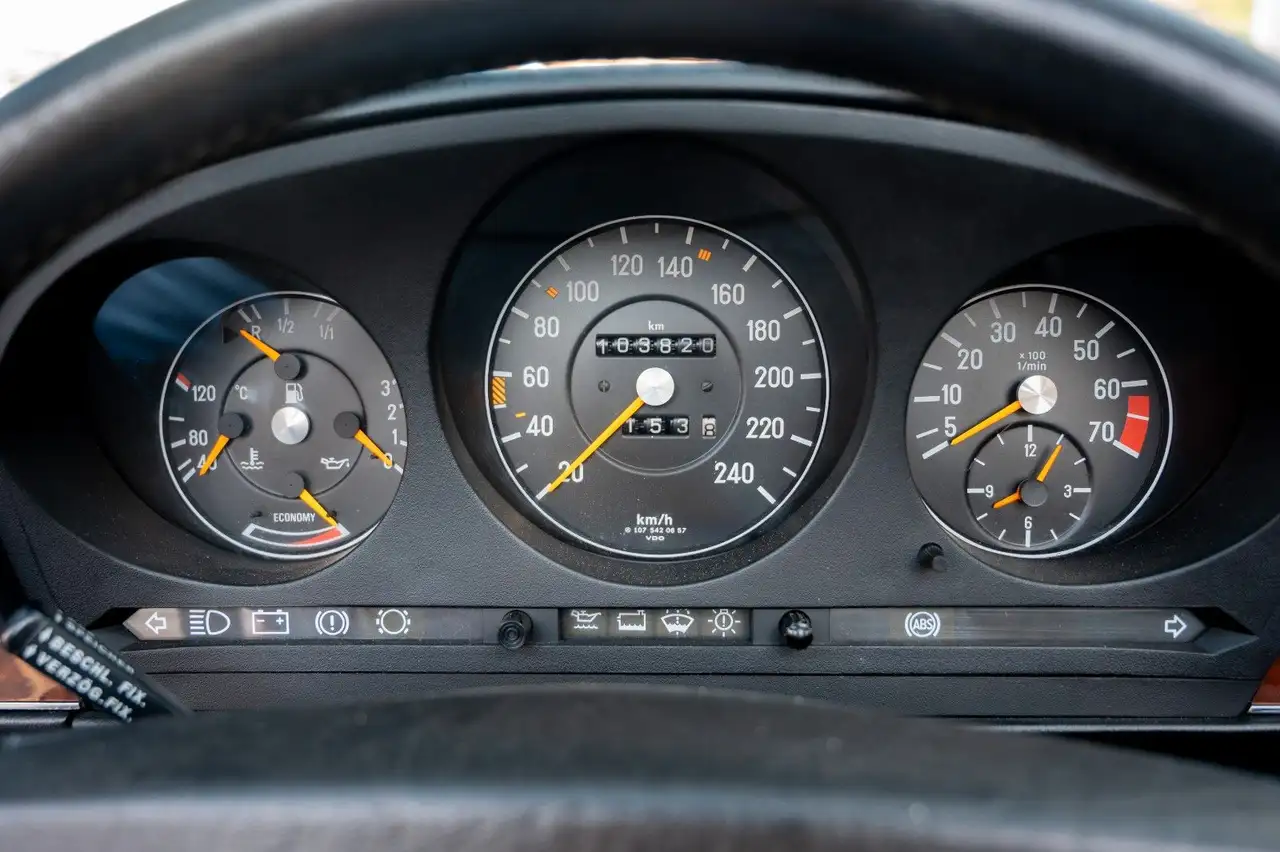 Mercedes-Benz SL 300 (107) Signalrot deutsches Fahrzeug, foto 12