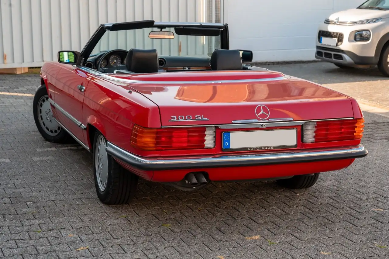 Mercedes-Benz SL 300 (107) Signalrot deutsches Fahrzeug, foto 3